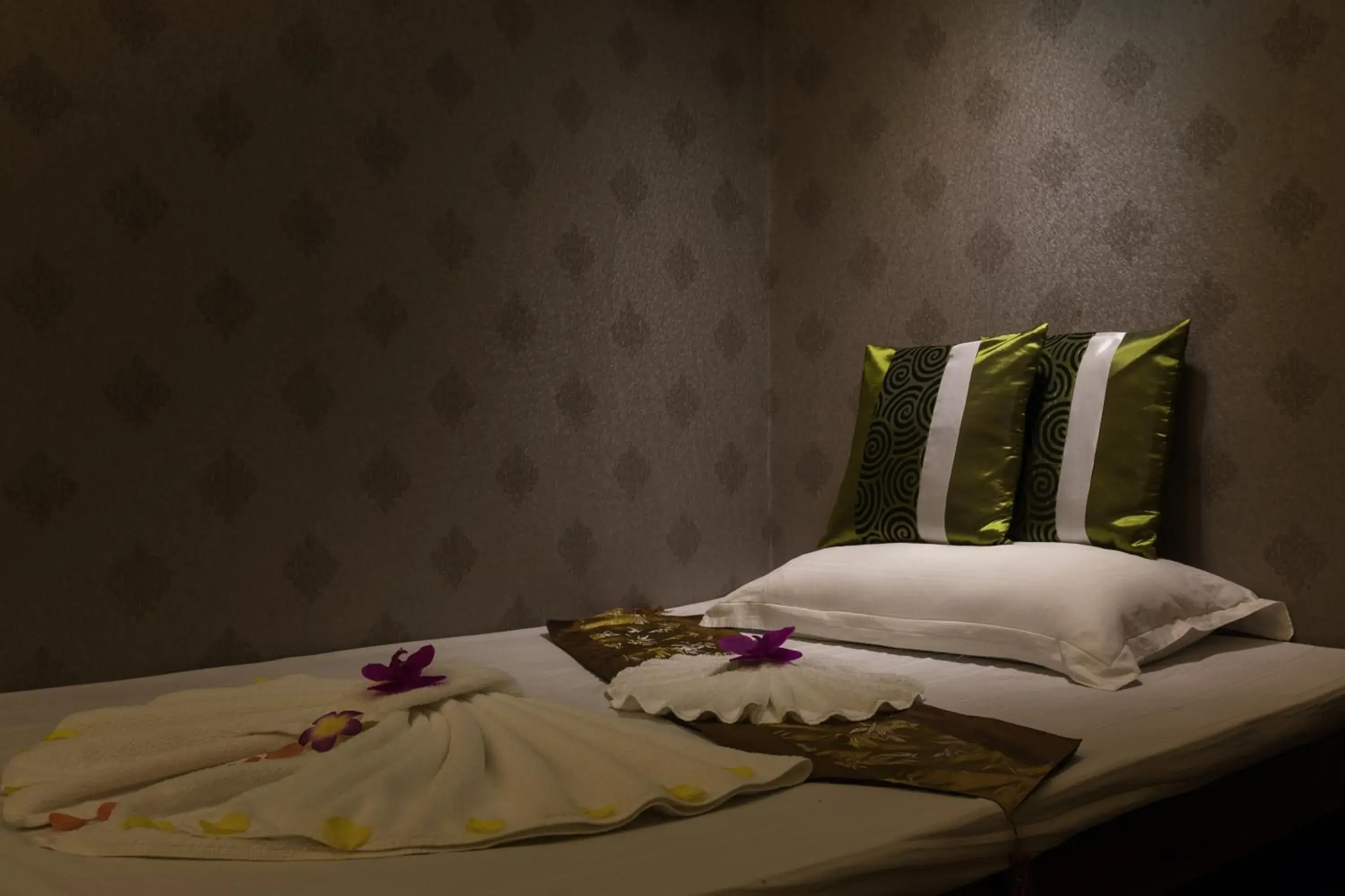 Massage, Bed in Best Western Green Hill Hotel