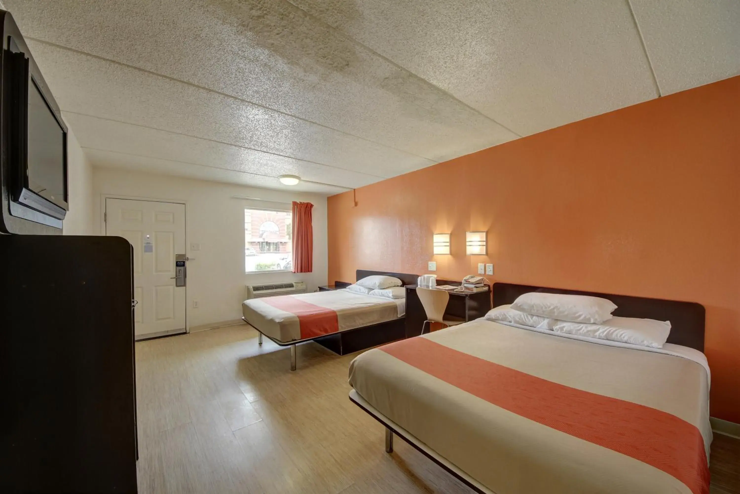 Bedroom, Bed in Motel 6-San Antonio, TX - Downtown - Market Square