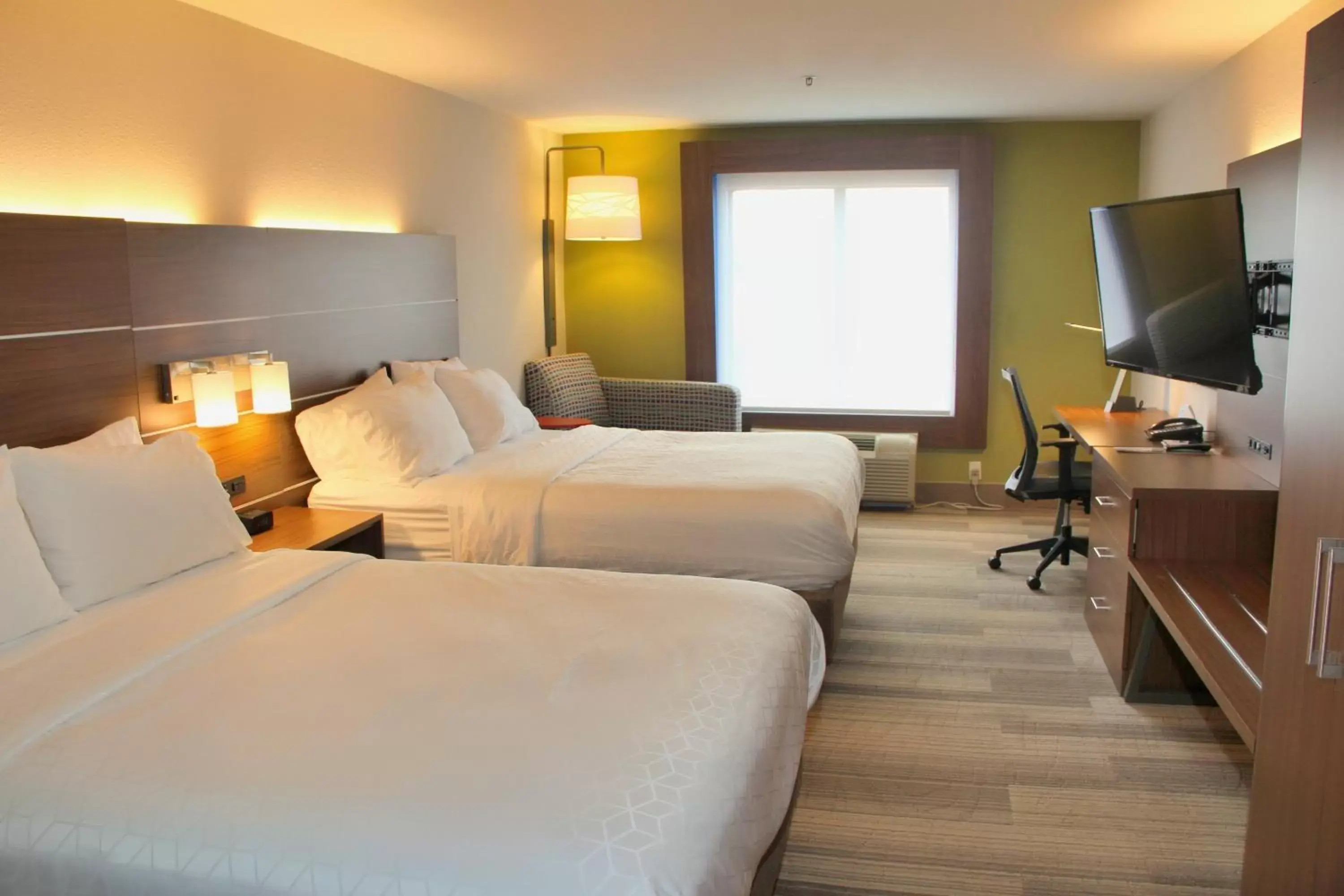 Photo of the whole room, Bed in Holiday Inn Express, an IHG Hotel