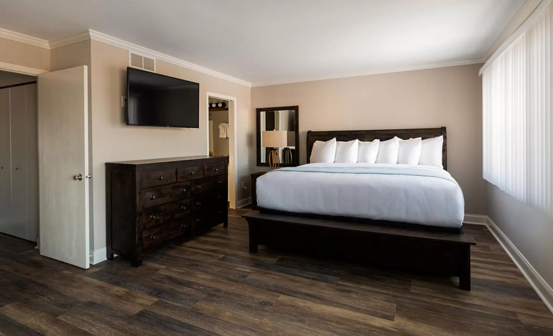 Bedroom, Bed in The VUE Boutique Hotel & Boathouse