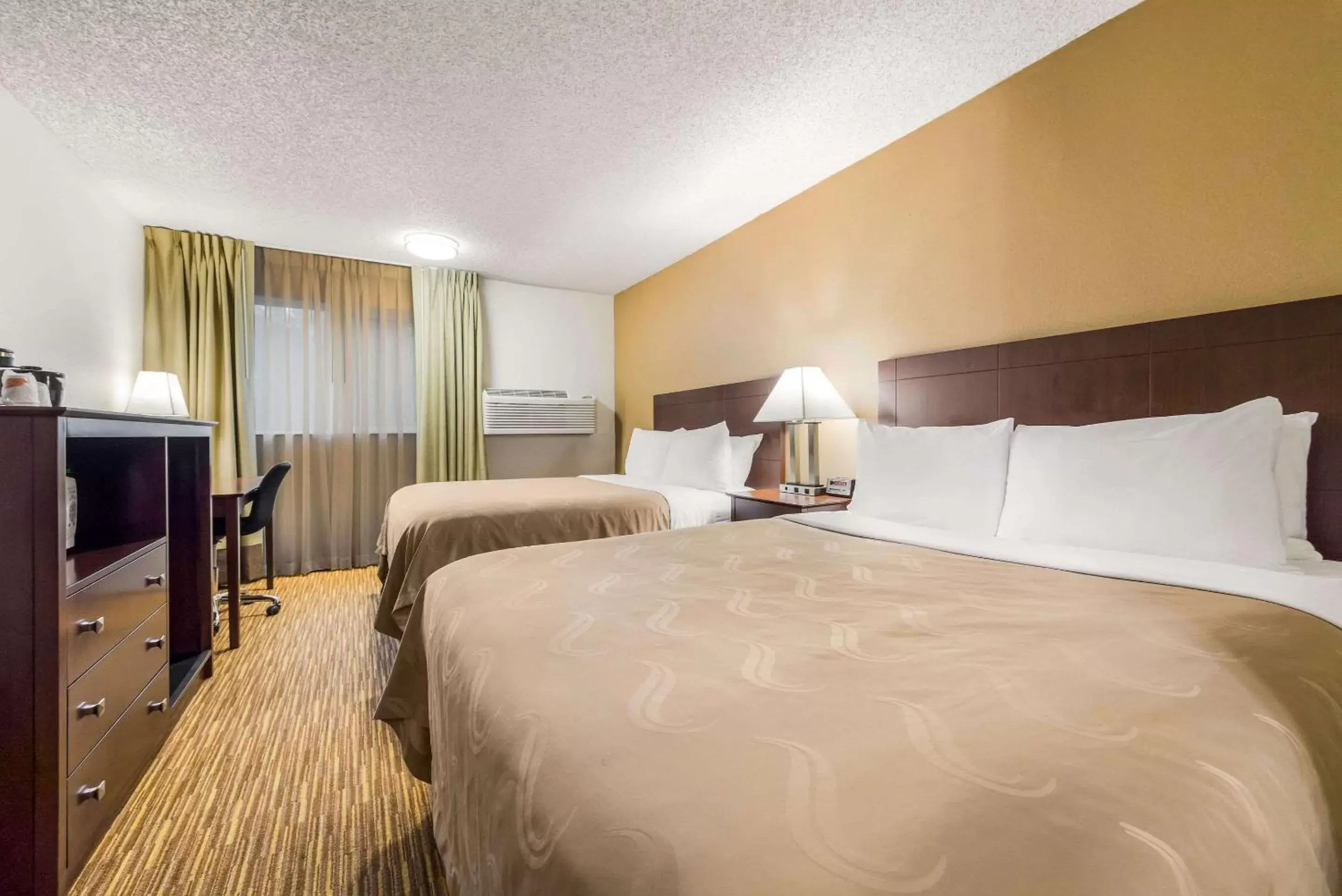 Photo of the whole room, Bed in Quality Inn & Suites Lacey I-5