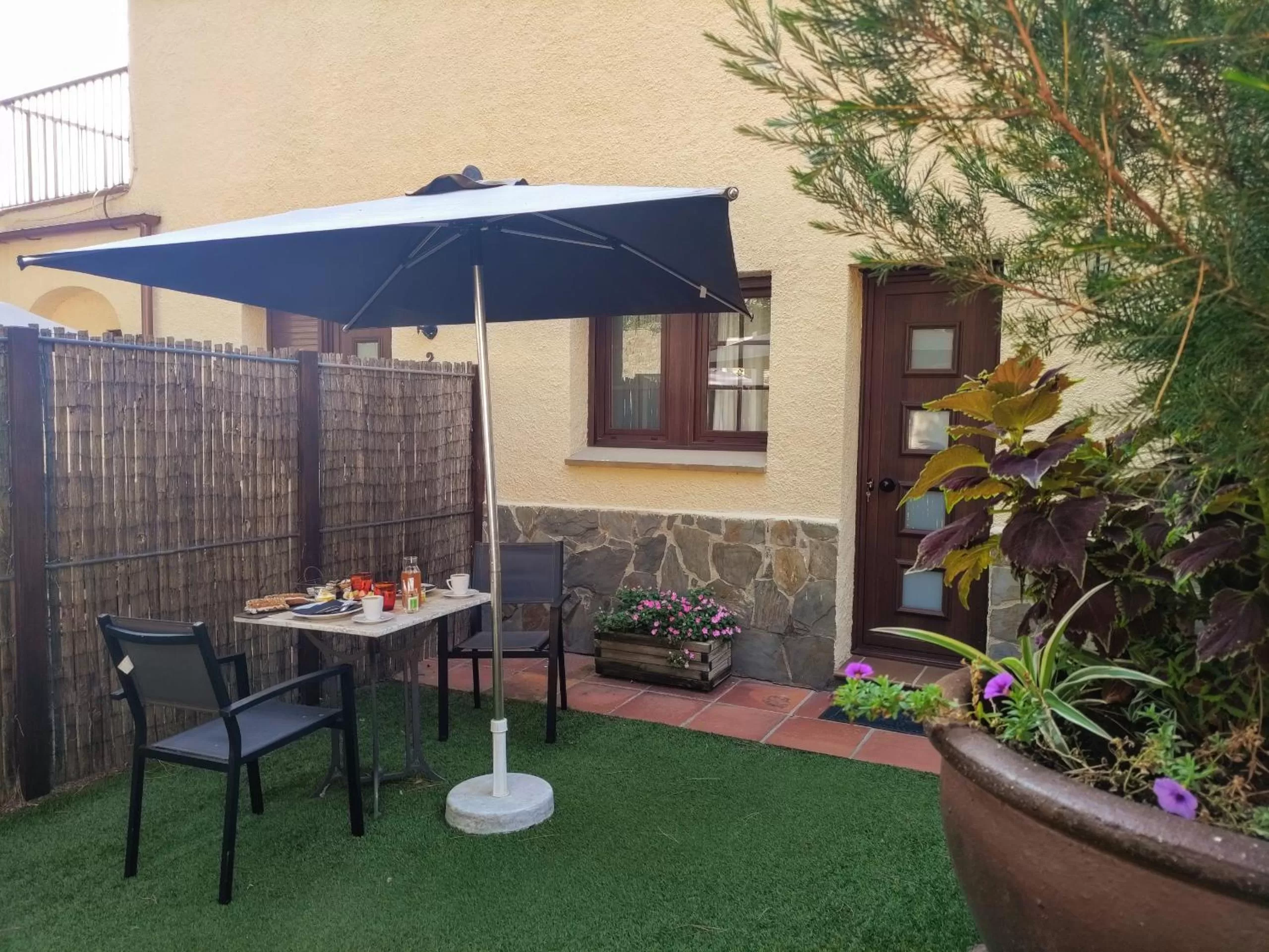 Patio in Cal Music B&B