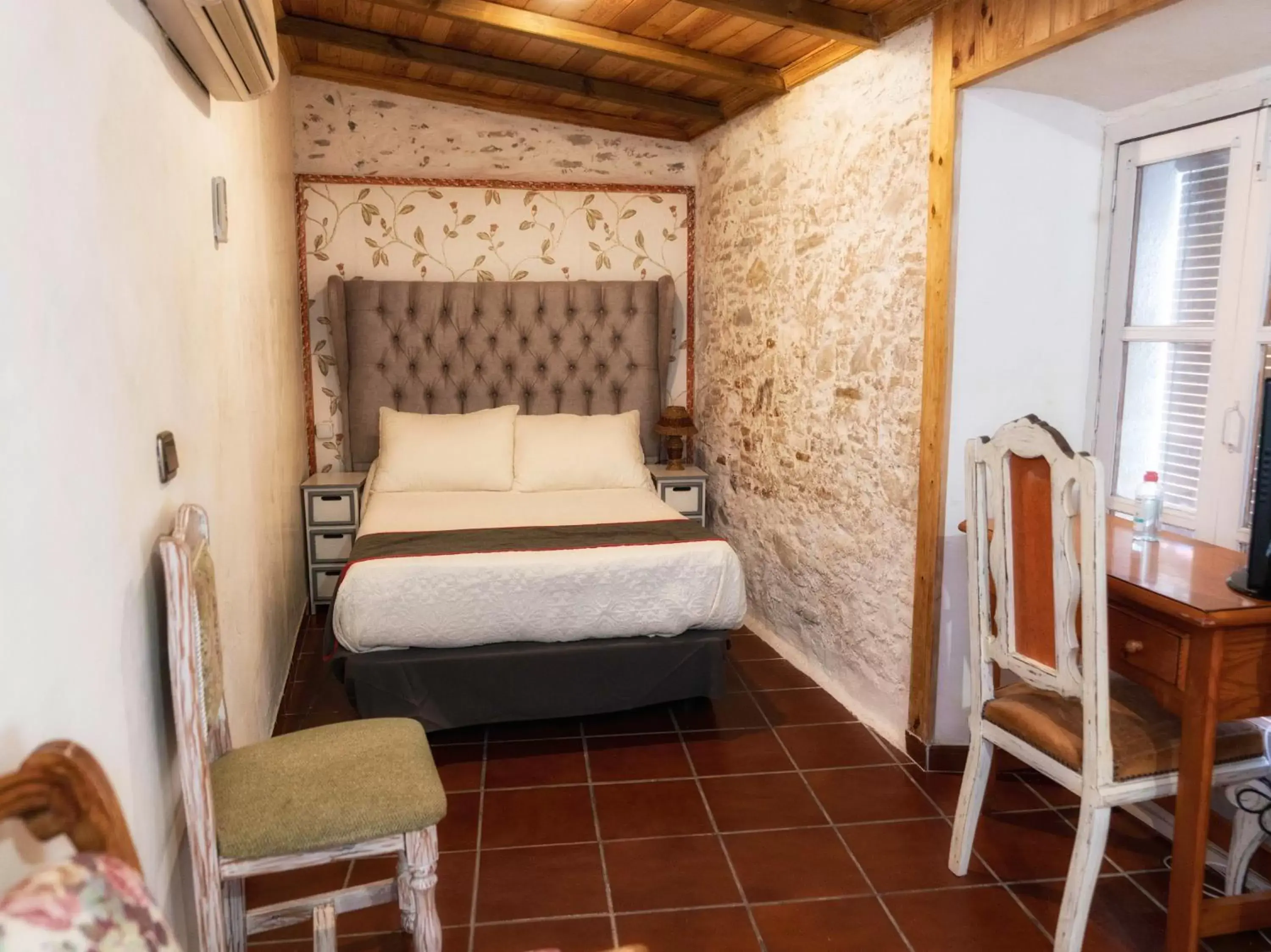 Bed in Hotel Las Palmeras by Vivere Stays