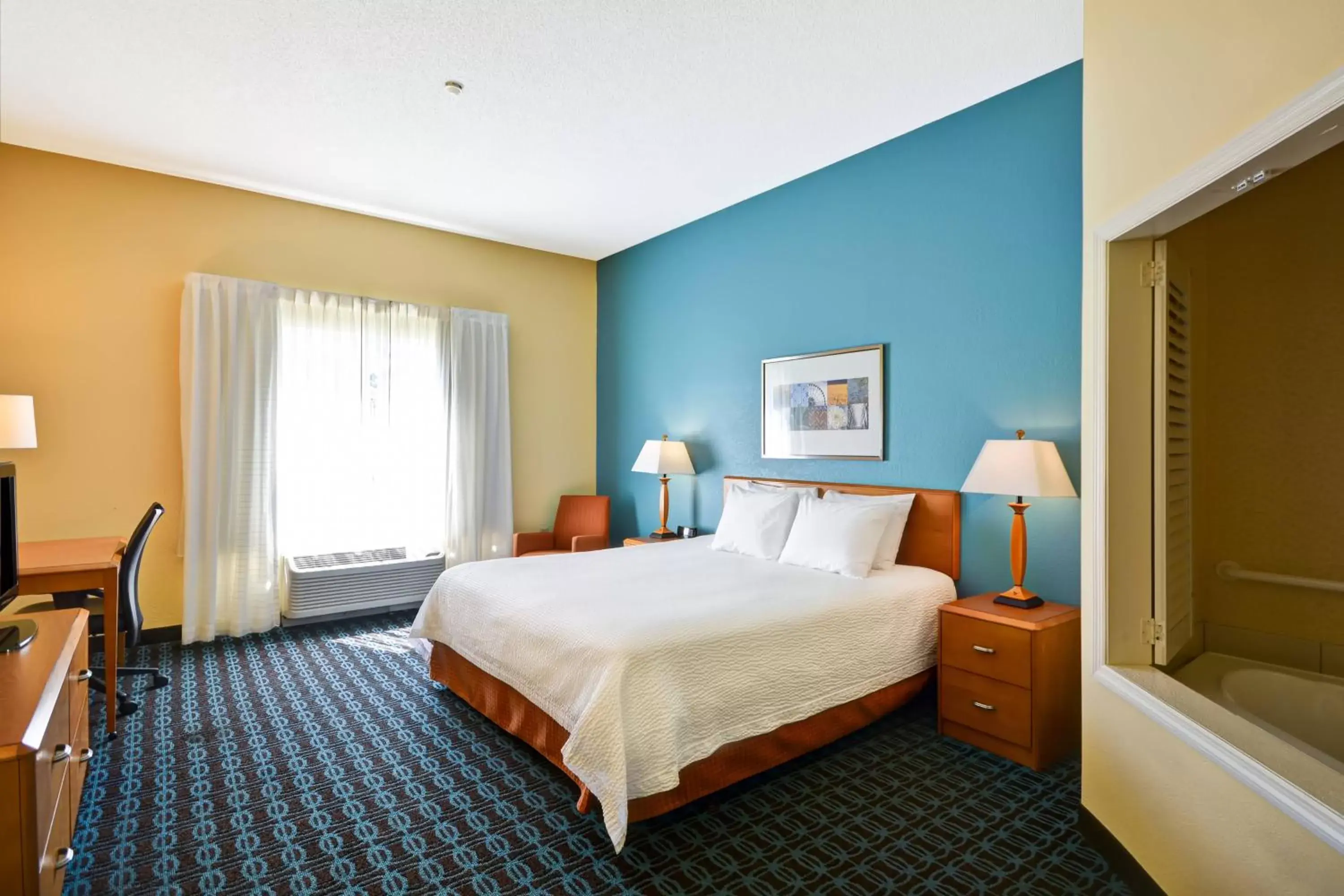 Swimming pool, Bed in Fairfield Inn and Suites by Marriott Birmingham Fultondale / I-65