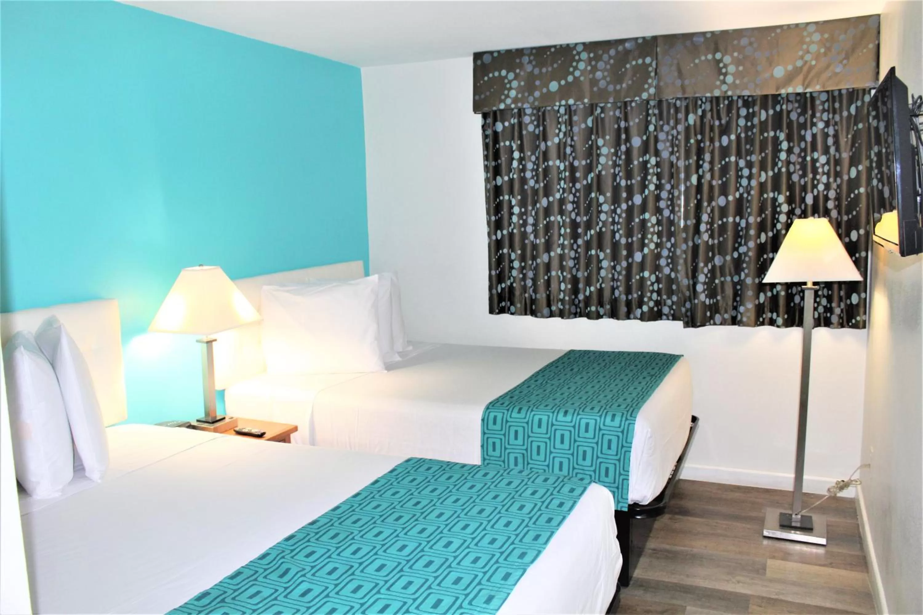 Bedroom, Bed in Howard Johnson Suites by Wyndham San Diego Chula Vista BayFront