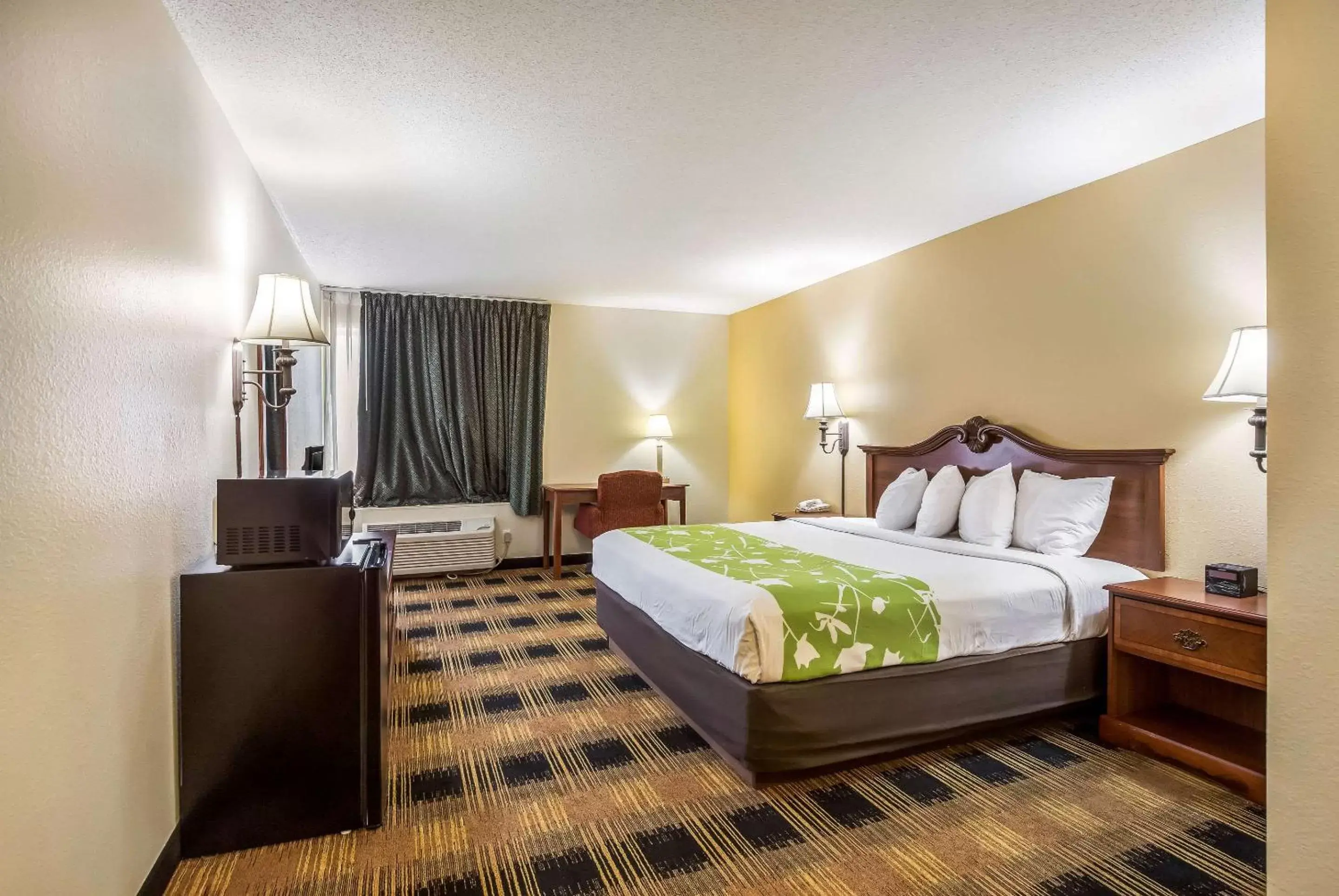 Photo of the whole room, Bed in Econo Lodge Inn & Suites Fairview Heights near I-64 St Louis