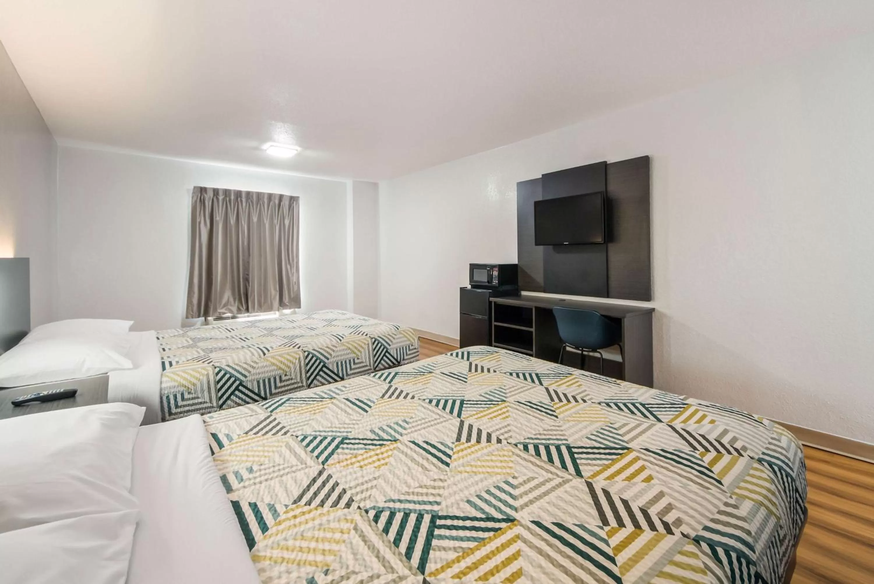 Photo of the whole room, Bed in Motel 6-Laredo, TX - North I-35