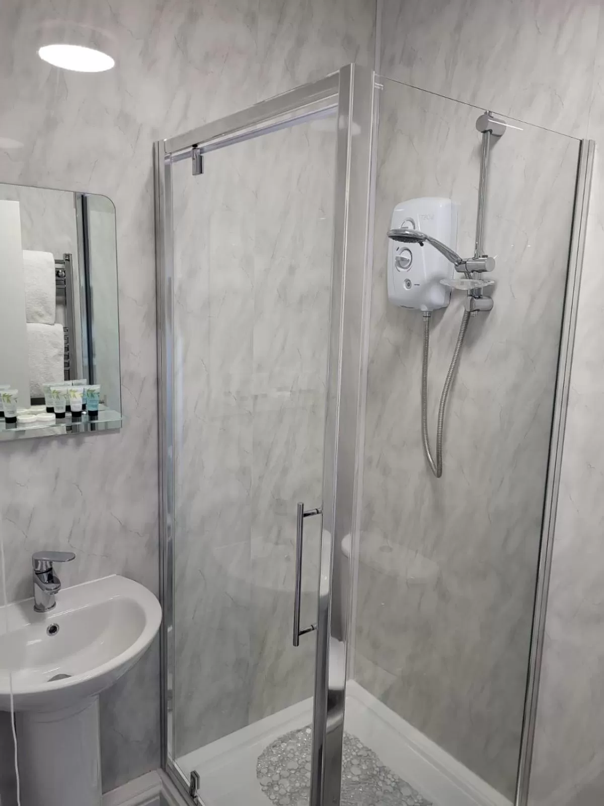 Shower, Bathroom in The Bird in Hand