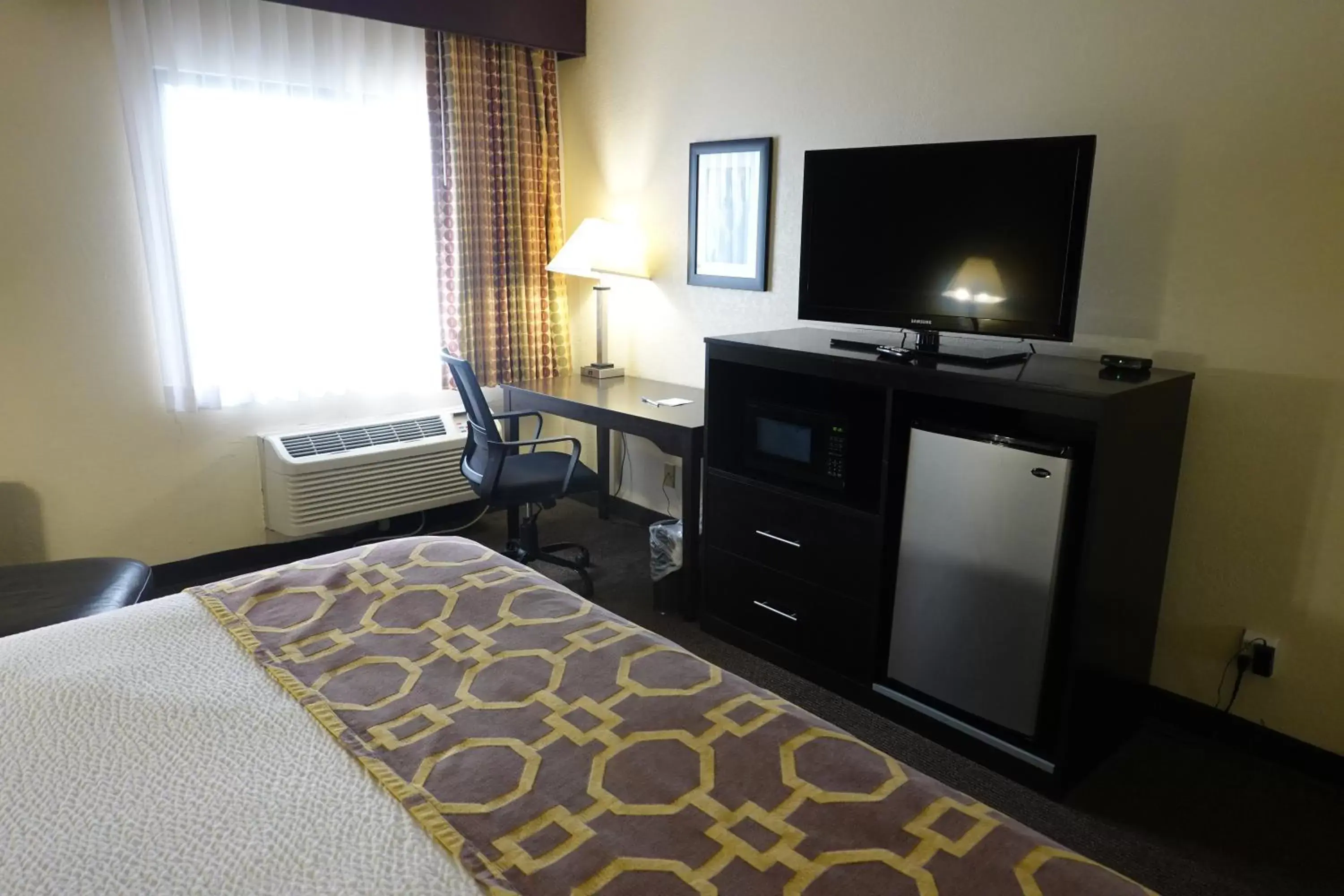 TV and multimedia, Bed in Baymont by Wyndham Janesville TV and multimedia, Bed in Baymont by Wyndham Janesville