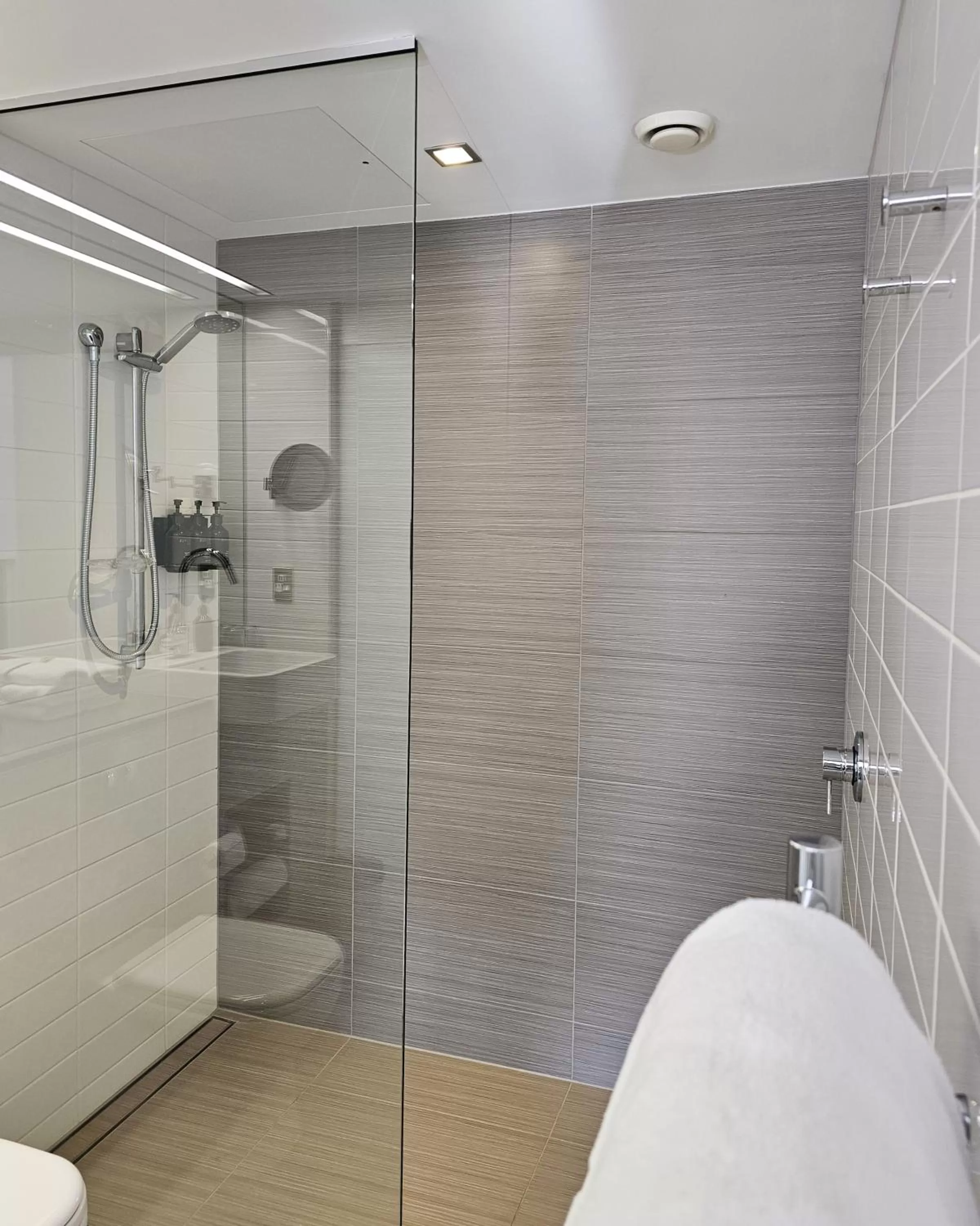 Shower in The George