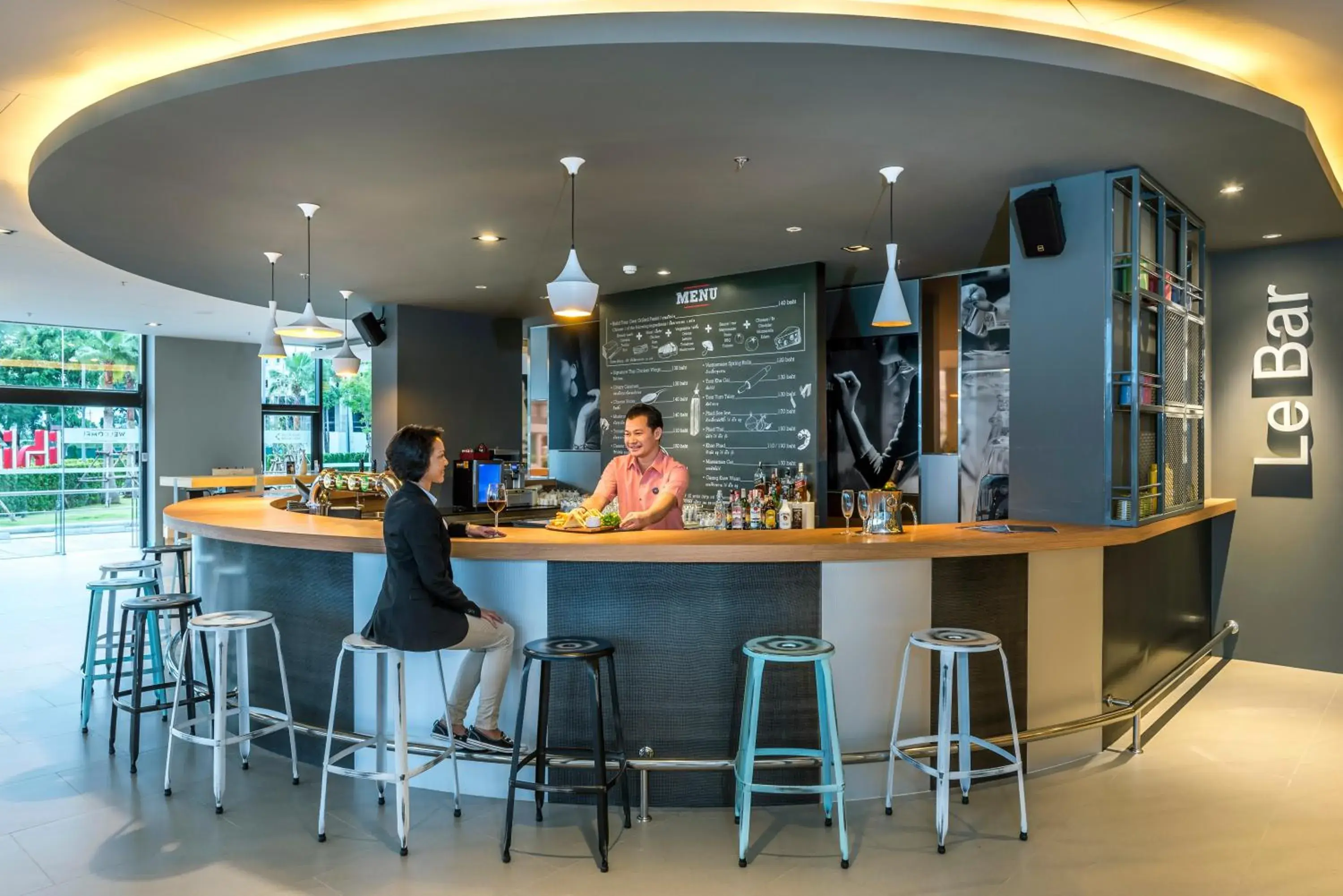 Lounge or bar in ibis Bangkok IMPACT