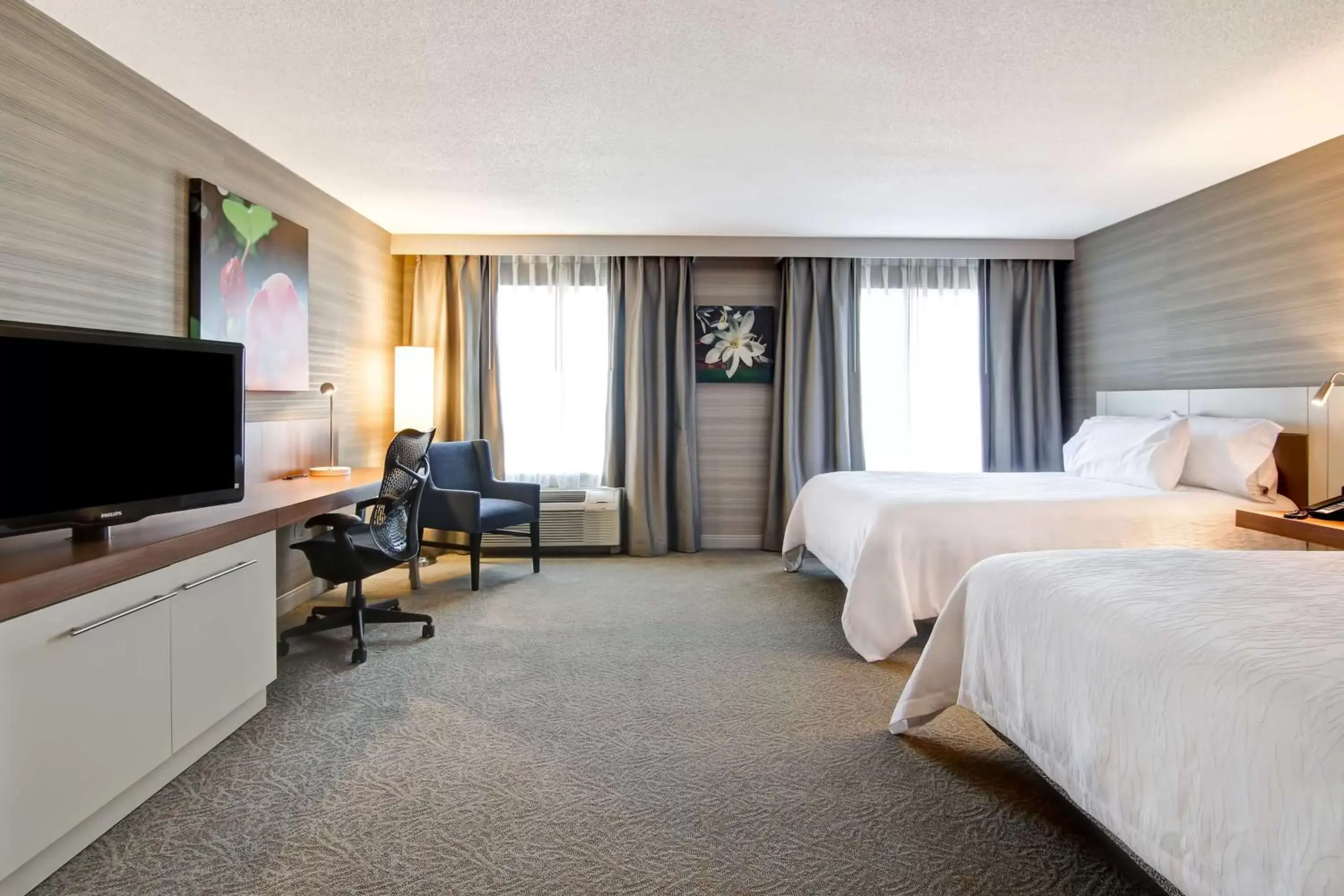 Bedroom, TV/Entertainment Center in Hilton Garden Inn Toronto/Mississauga