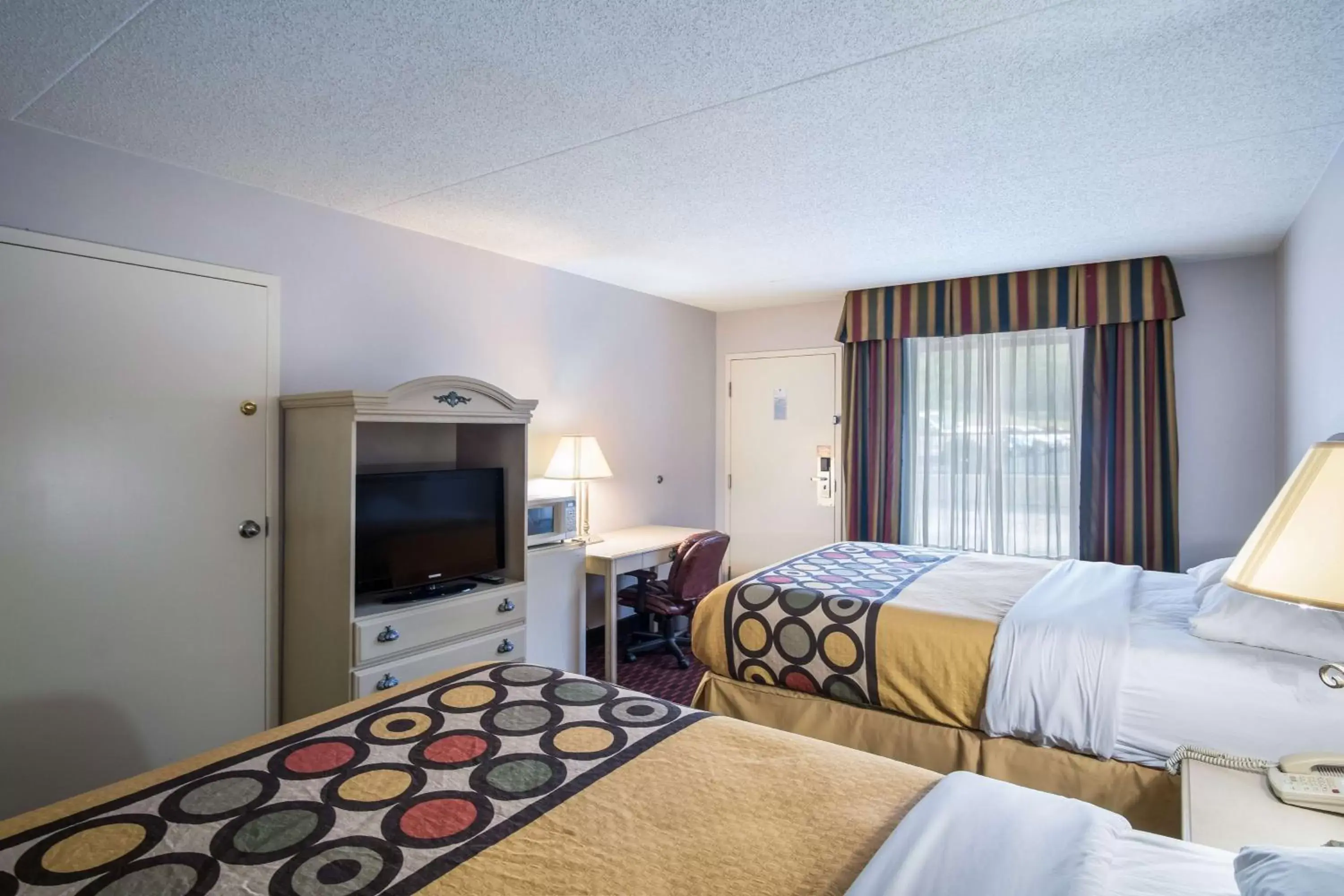 Photo of the whole room, Bed in Motel 6-London, KY