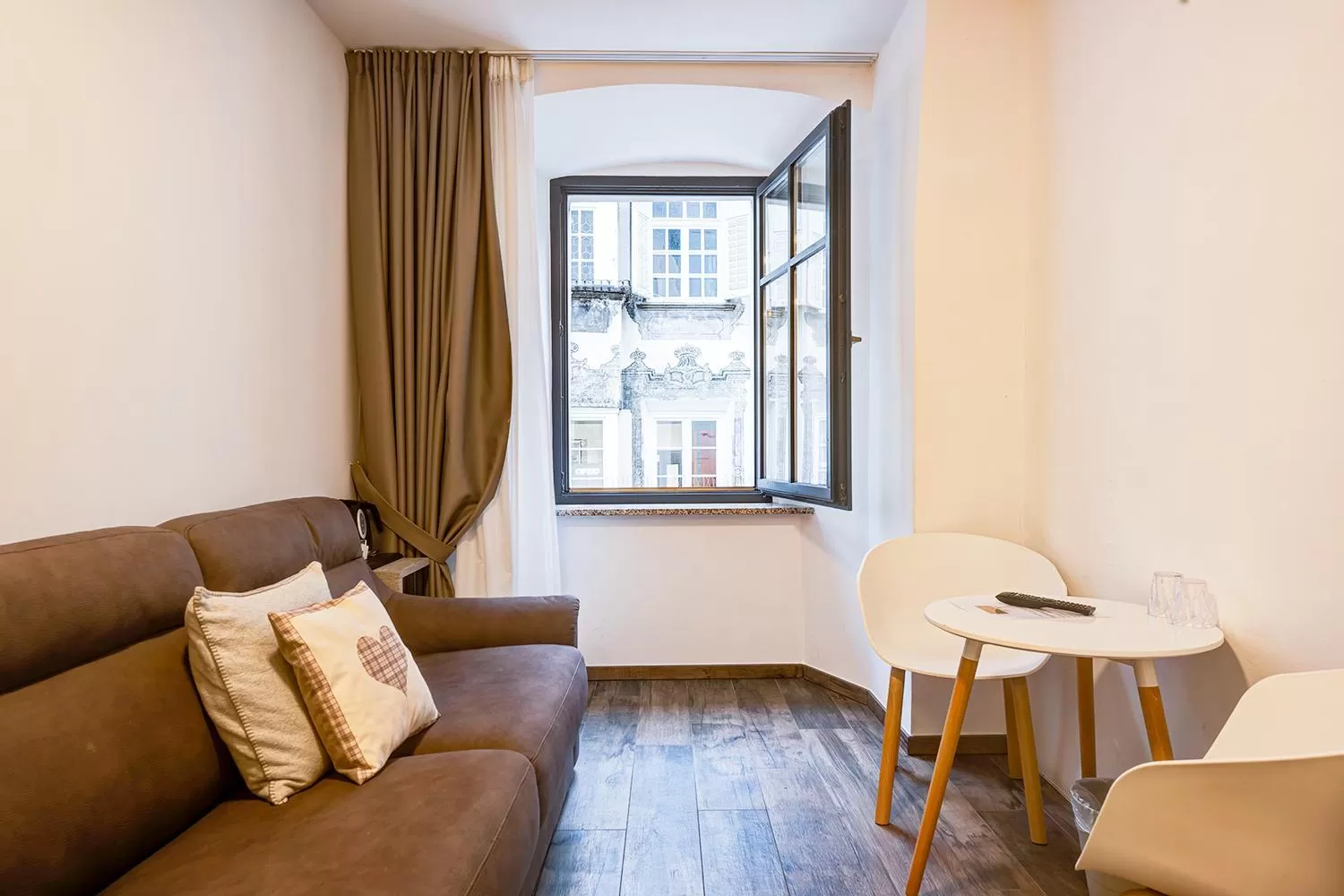 Photo of the whole room in Arcadia Rooms