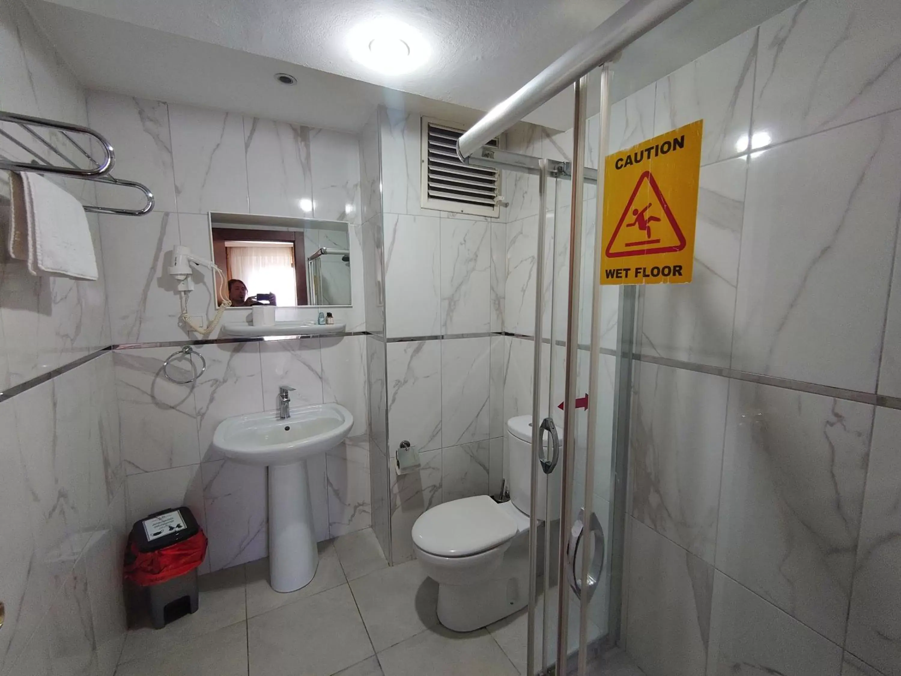Bathroom in Orient Mintur Hotel