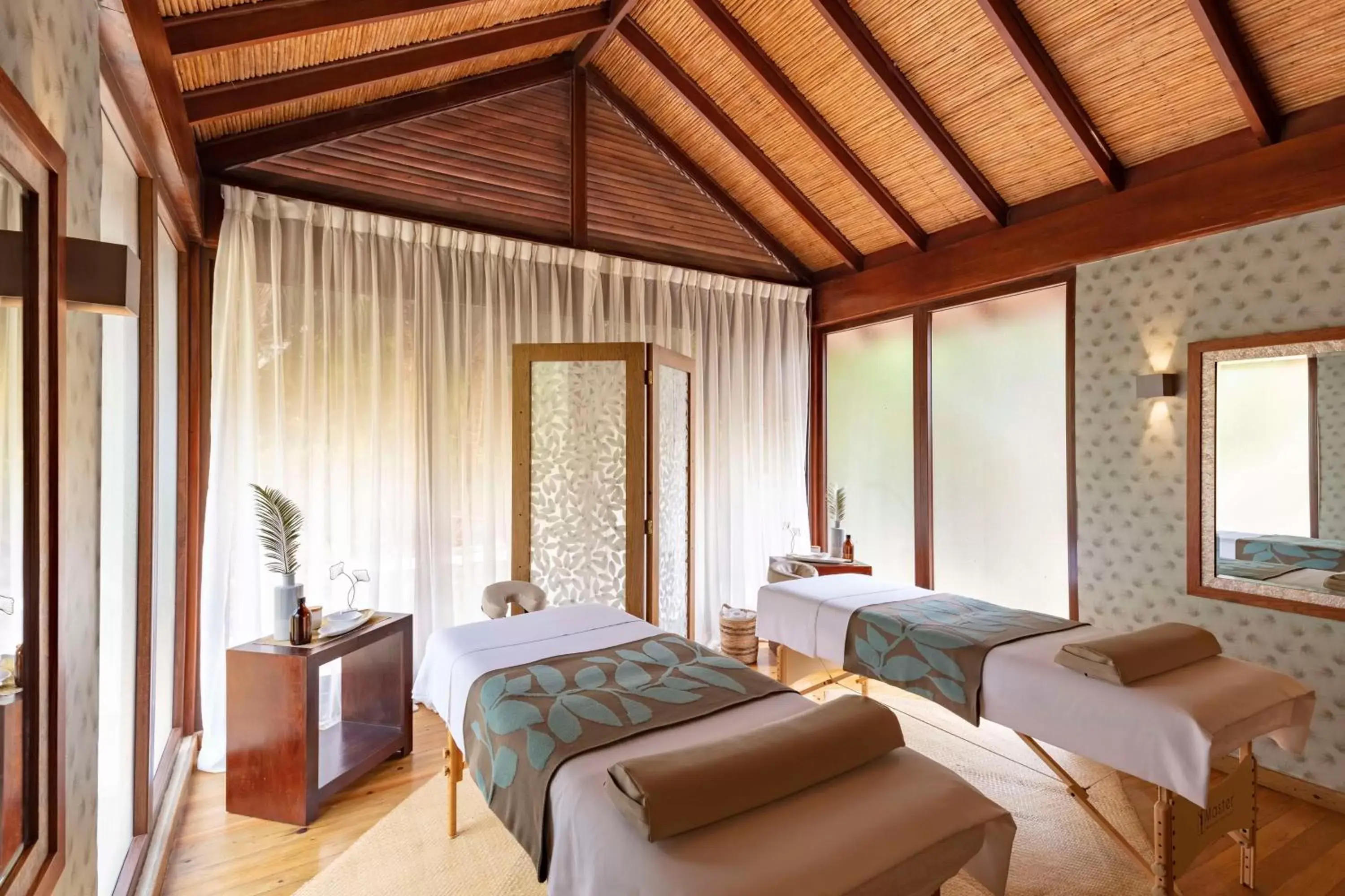 Spa and wellness centre/facilities, Bed in Indura Beach & Golf Resort Curio Collection By Hilton