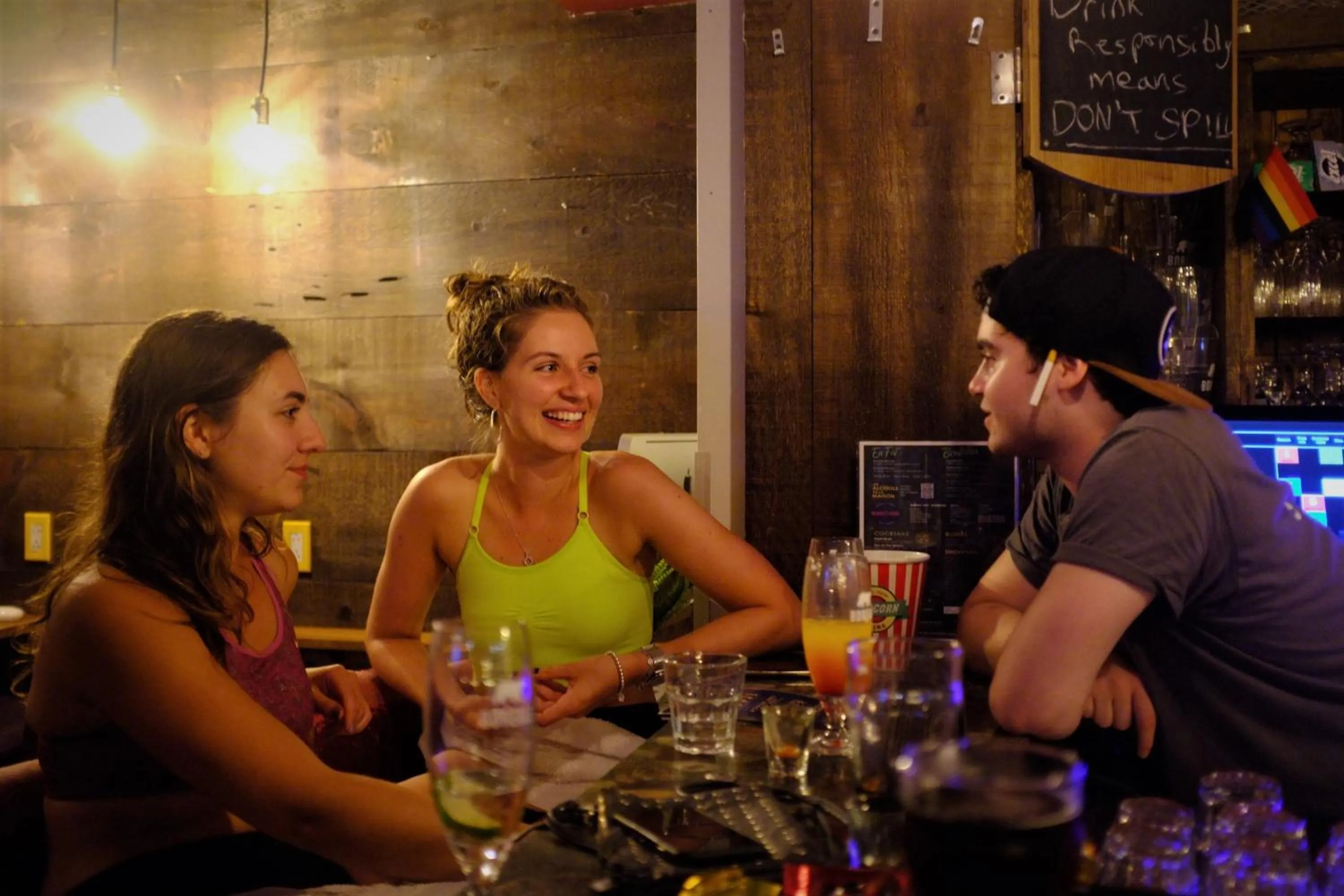 Lounge or bar in Samesun Montreal Hotel & Hostel