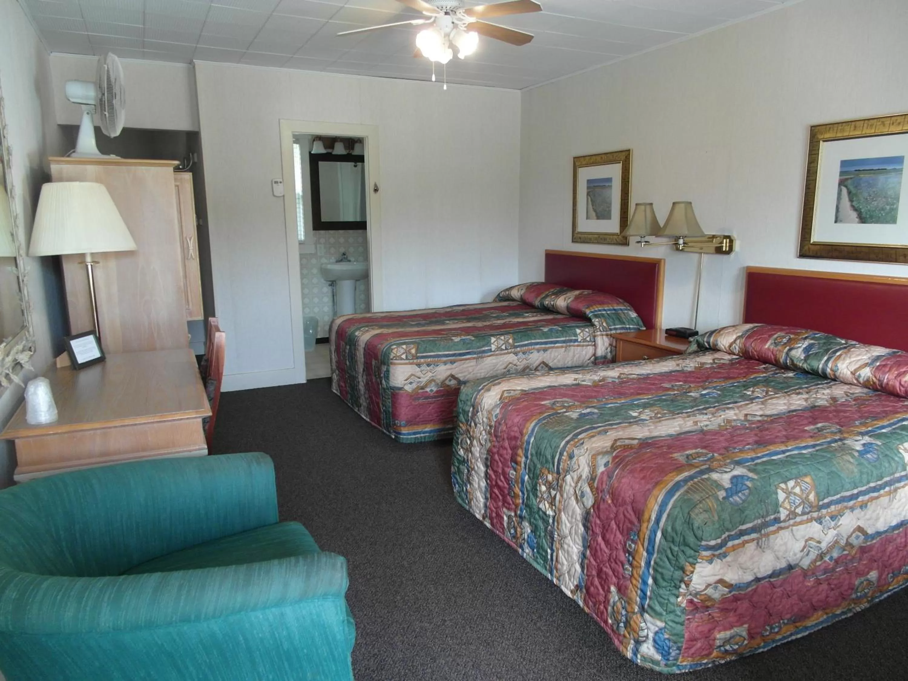 Photo of the whole room, Bed in The Lionstone Inn Motel and Cottages