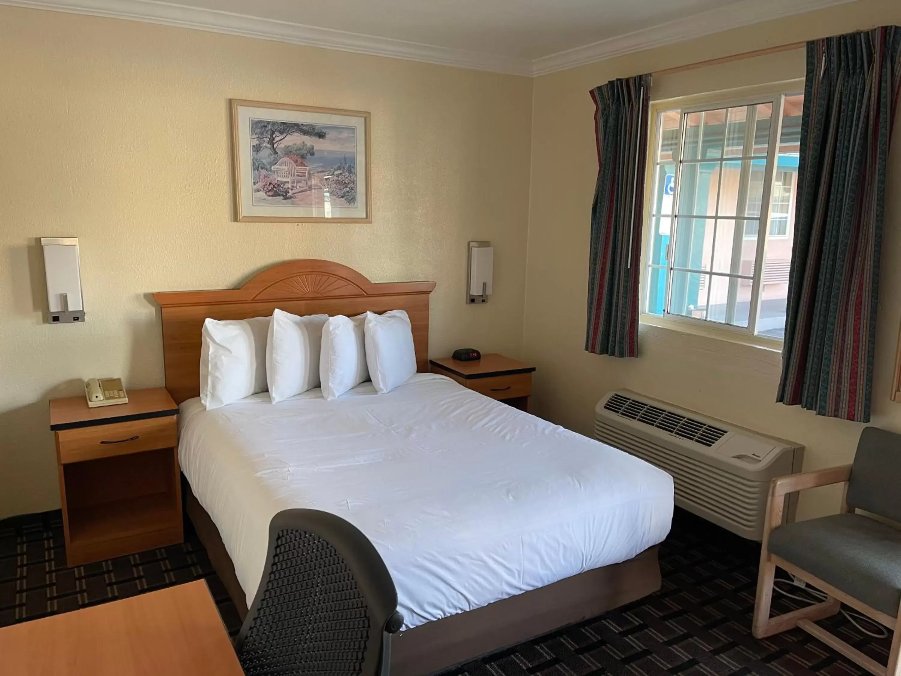 Photo of the whole room, Bed in Riverside Inn & Suites Santa Cruz