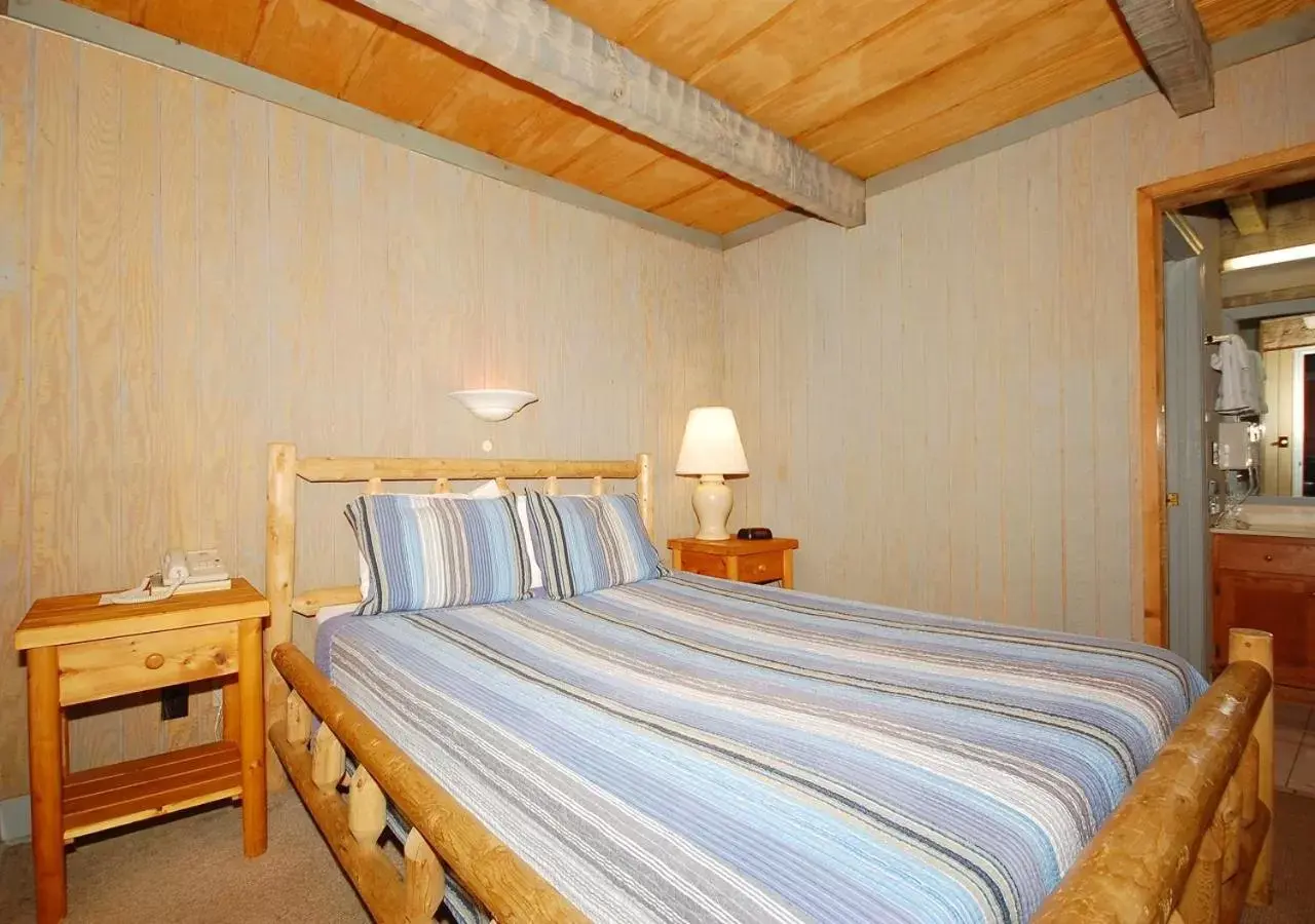 Bed in The Smoke House Lodge