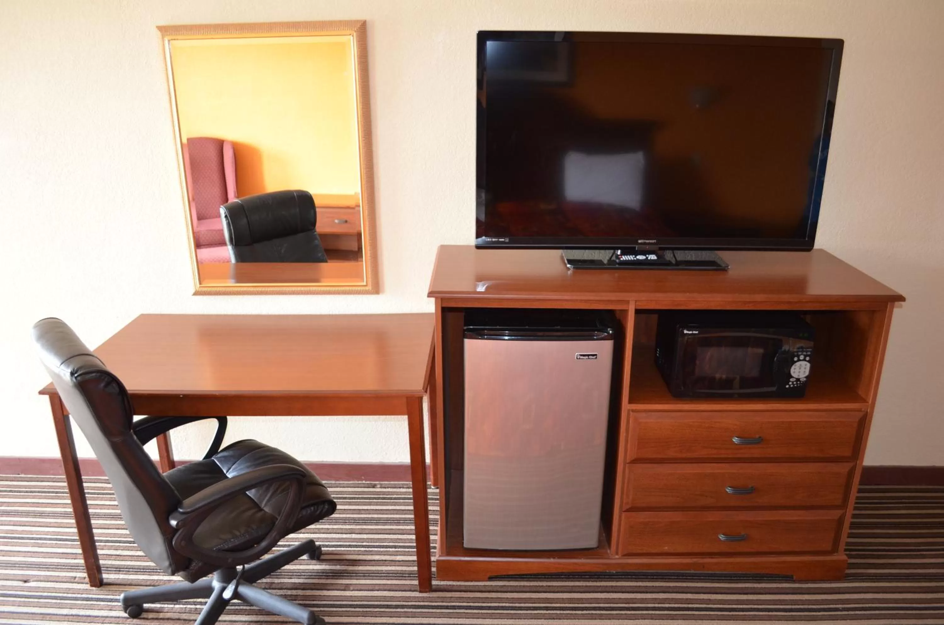 Living room, TV/Entertainment Center in Royal Inn Greenville