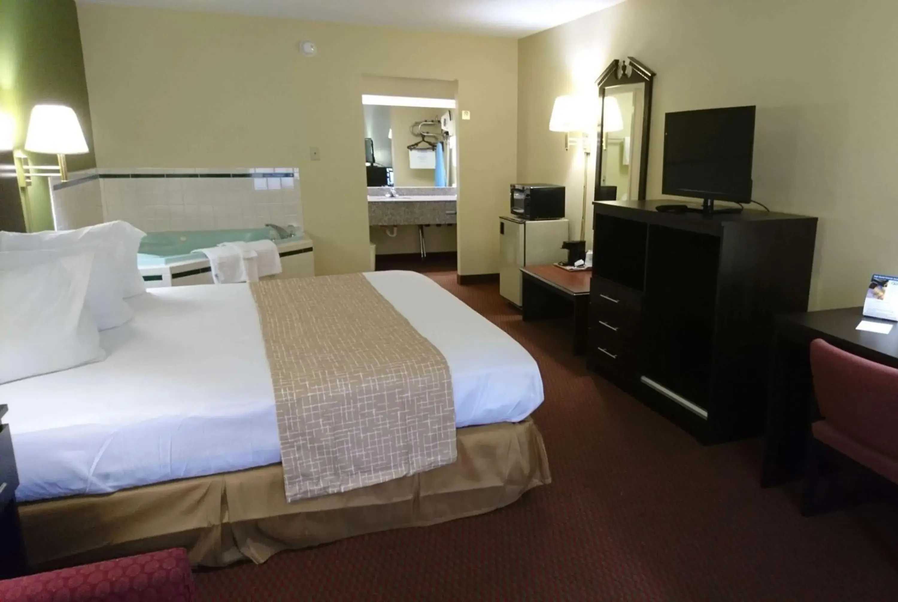 Photo of the whole room, Bed in Travelodge by Wyndham Knoxville East