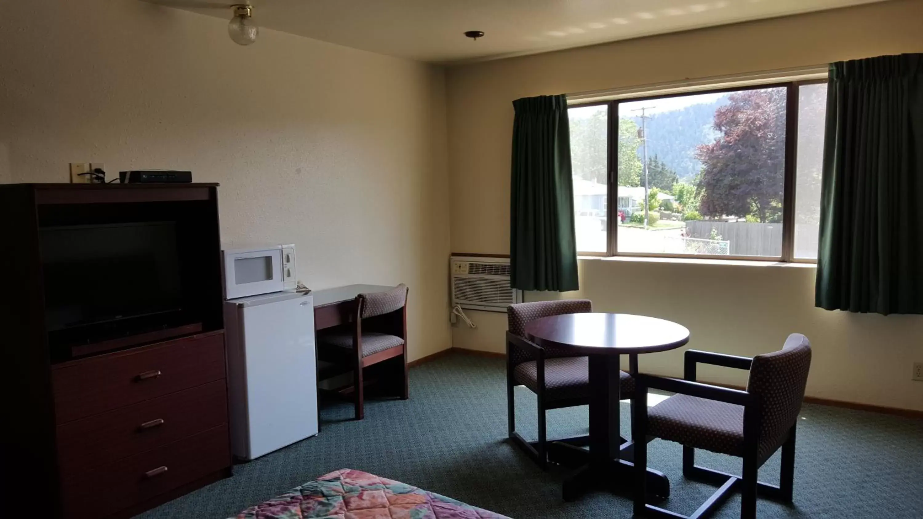 Photo of the whole room, TV/Entertainment Center in Safari Inn Motel