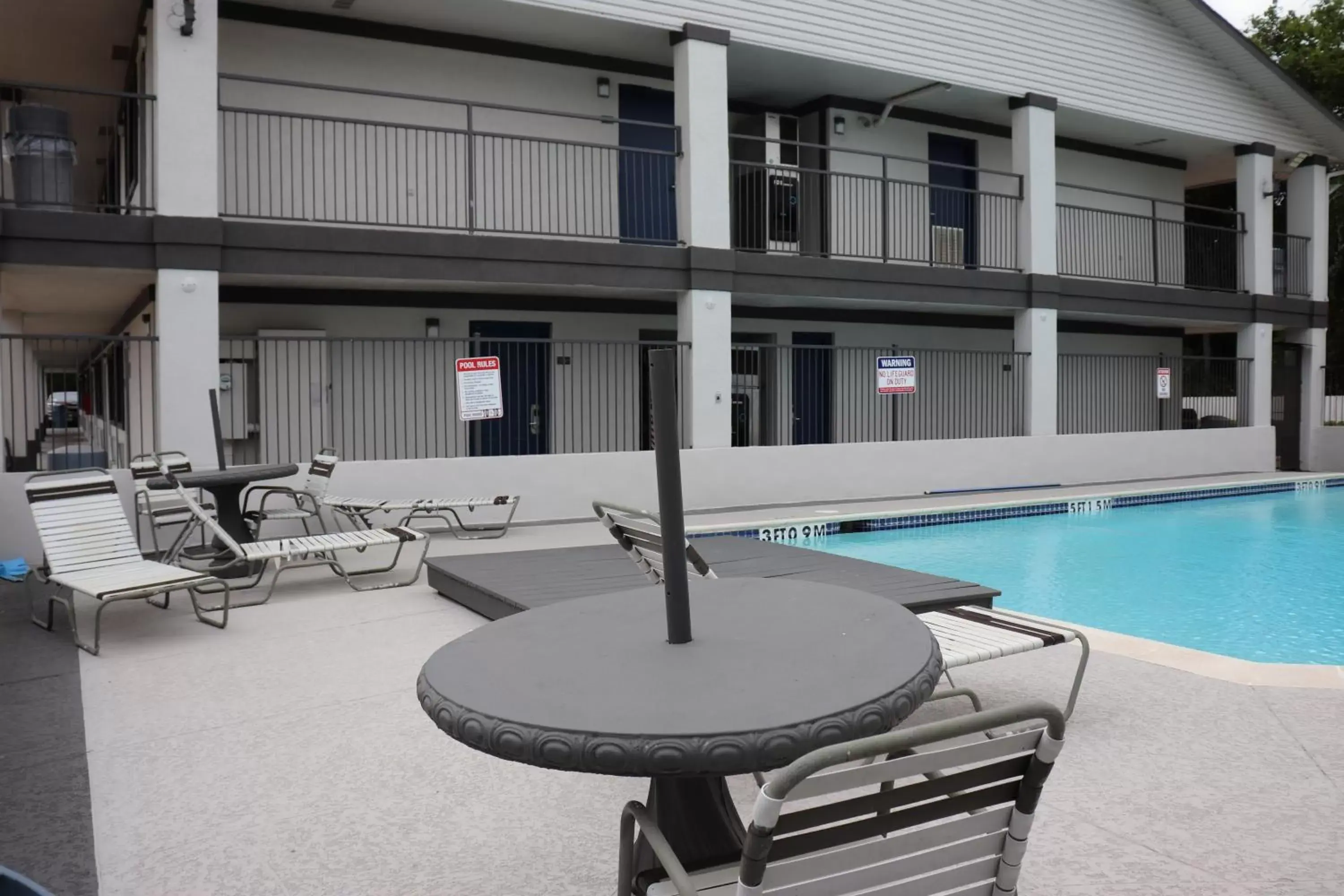 Swimming Pool in Motel 6-Alvin, TX