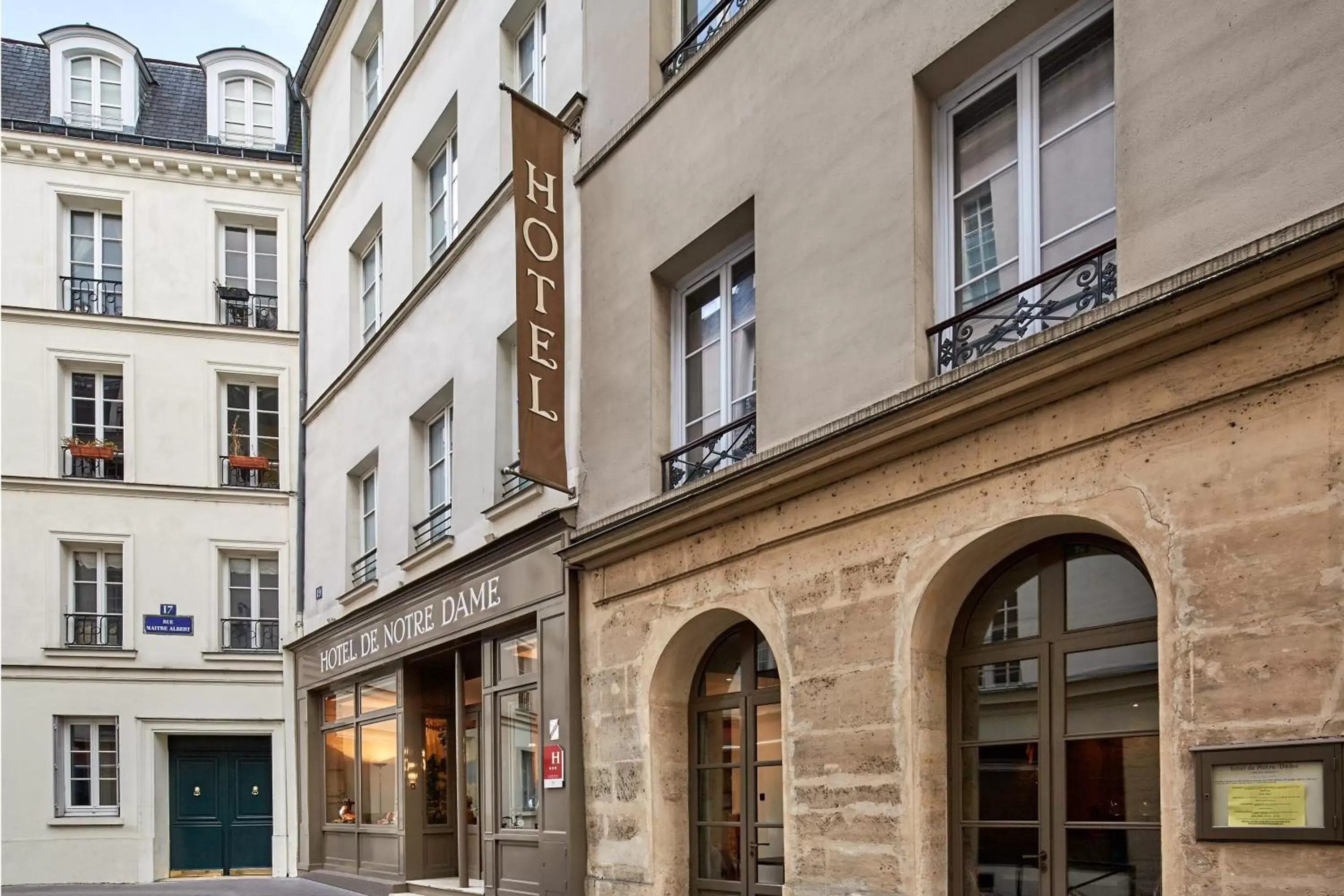 Facade/entrance, Property Building in Hotel de Notre-Dame