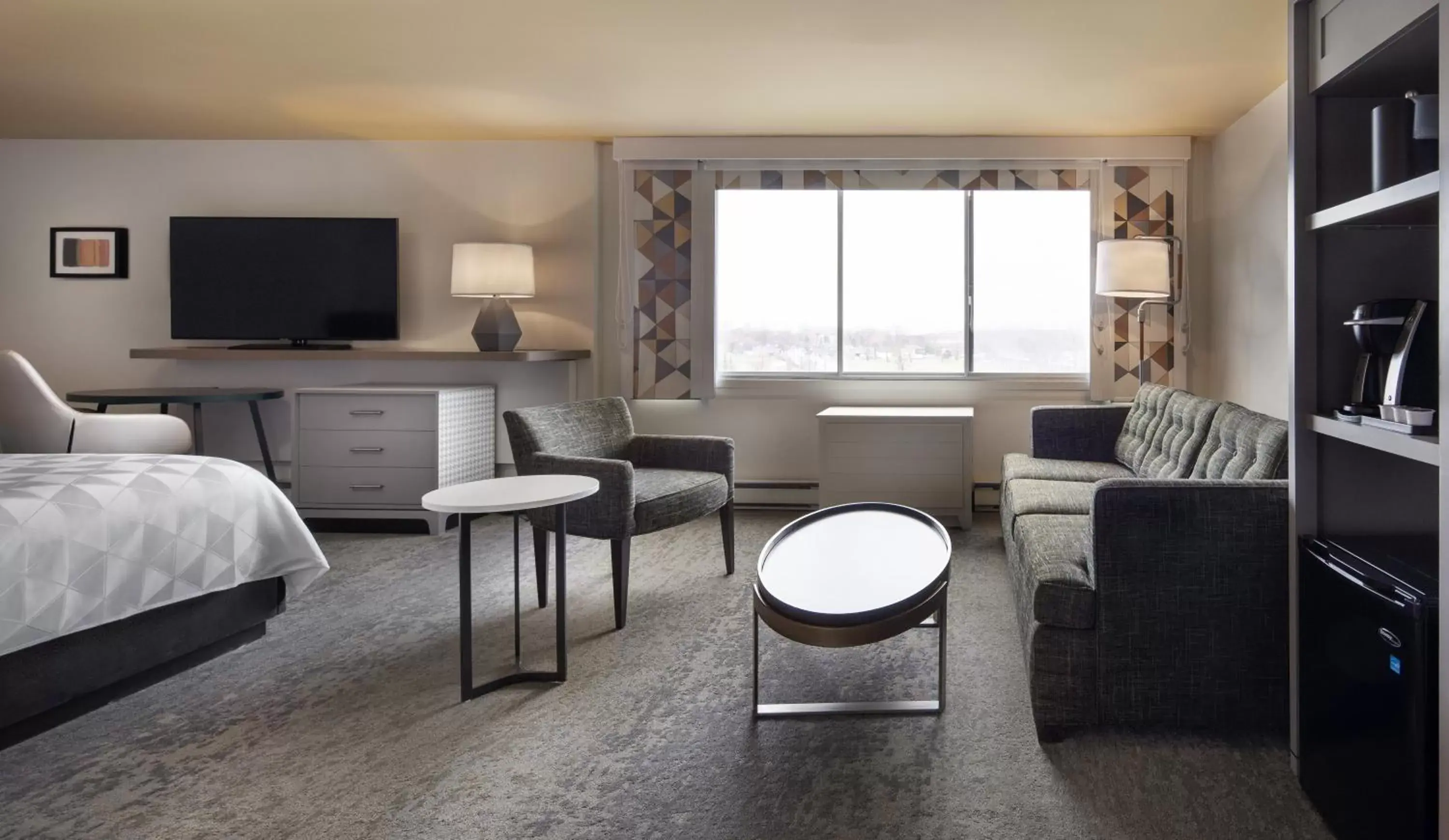 Photo of the whole room, Seating Area in Holiday Inn Montreal Longueuil, an IHG Hotel