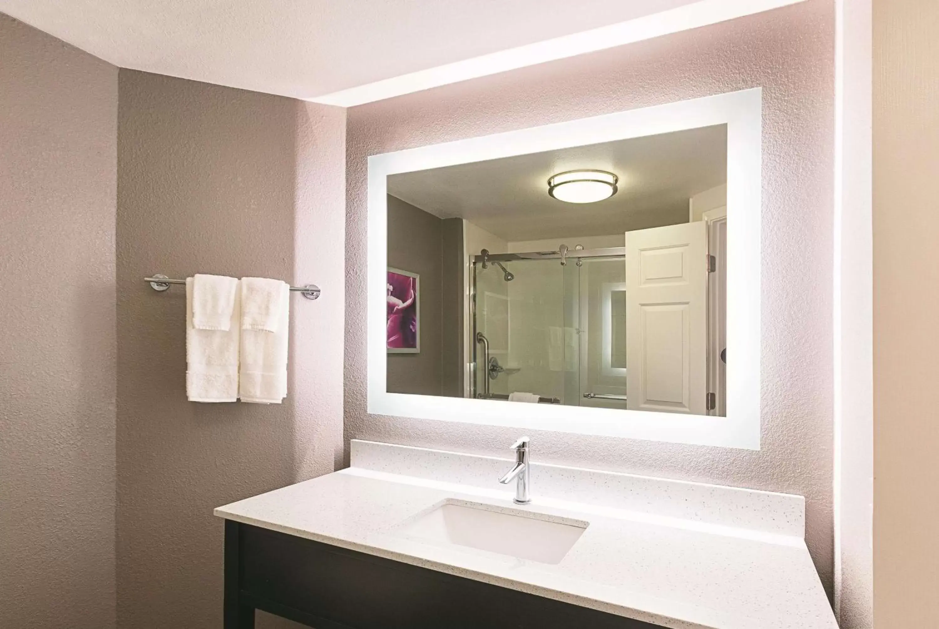 Photo of the whole room, Bathroom in La Quinta by Wyndham Atlanta Alpharetta