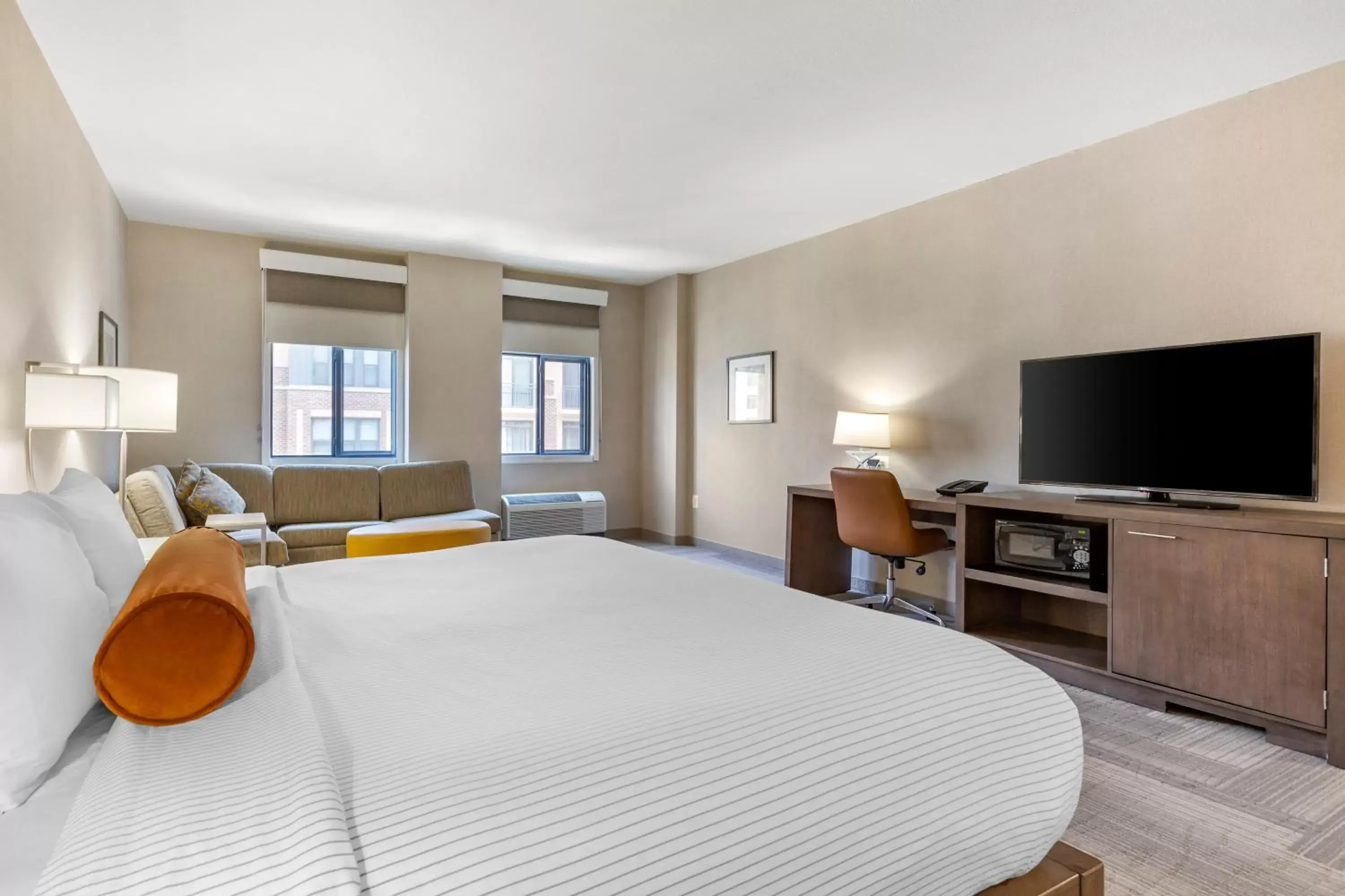 Bed, TV/Entertainment Center in Cambria Hotel Rockville