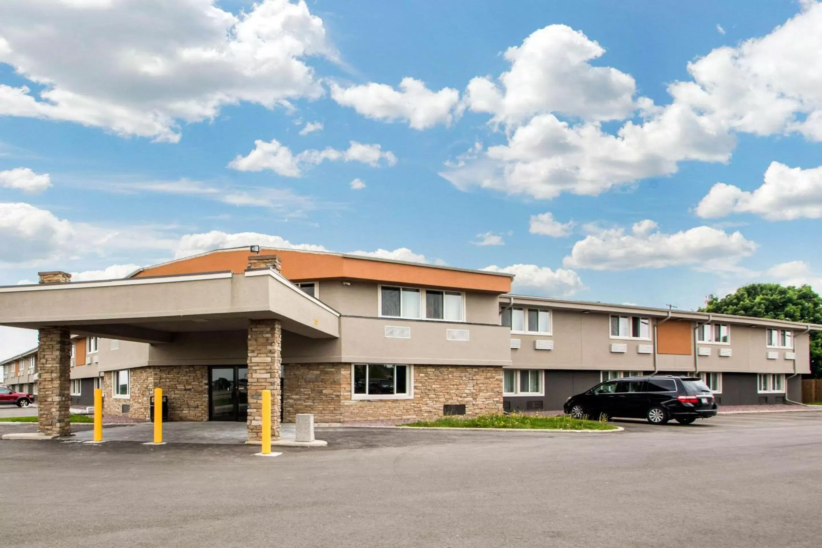 Property Building in Quality Inn Madison West Near University Area