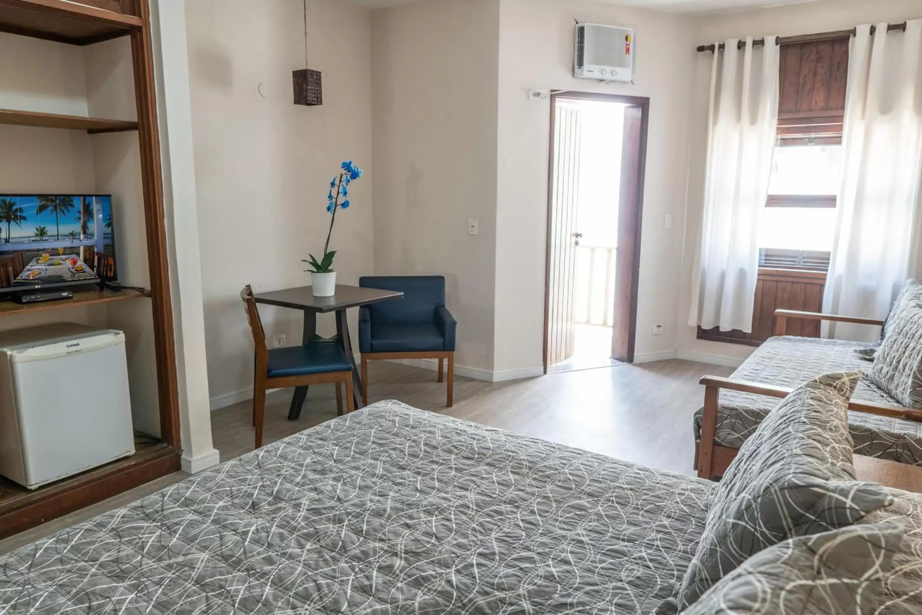 Photo of the whole room, Bed in Strand Hotel Guarujá Frente Mar