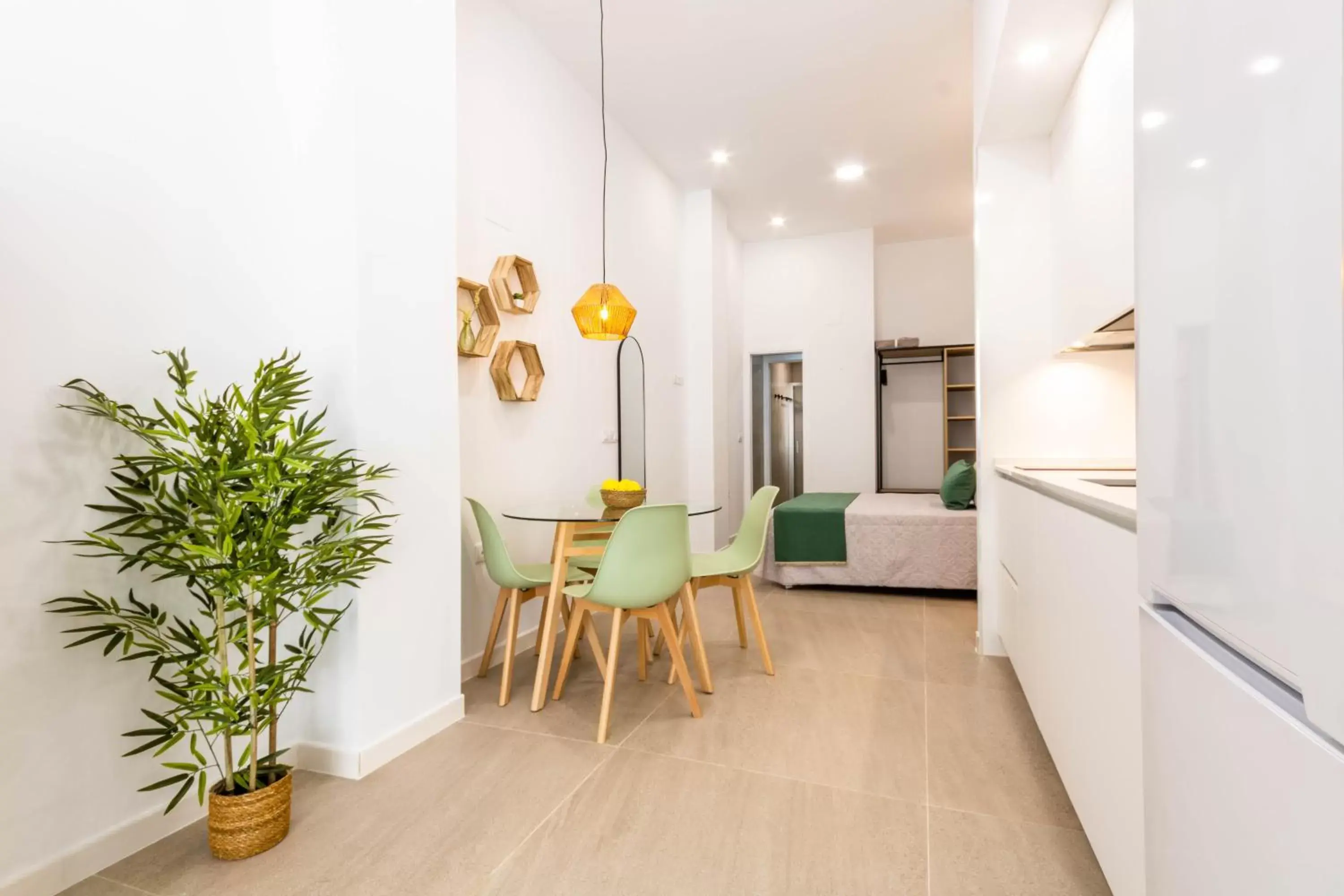 Kitchen or kitchenette, Dining Area in Apartamentos Alnatur