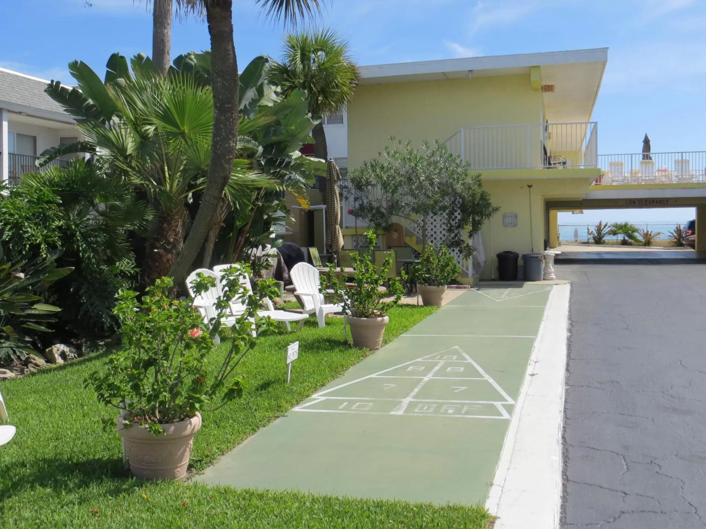 Facade/entrance in Sand Castle Motel