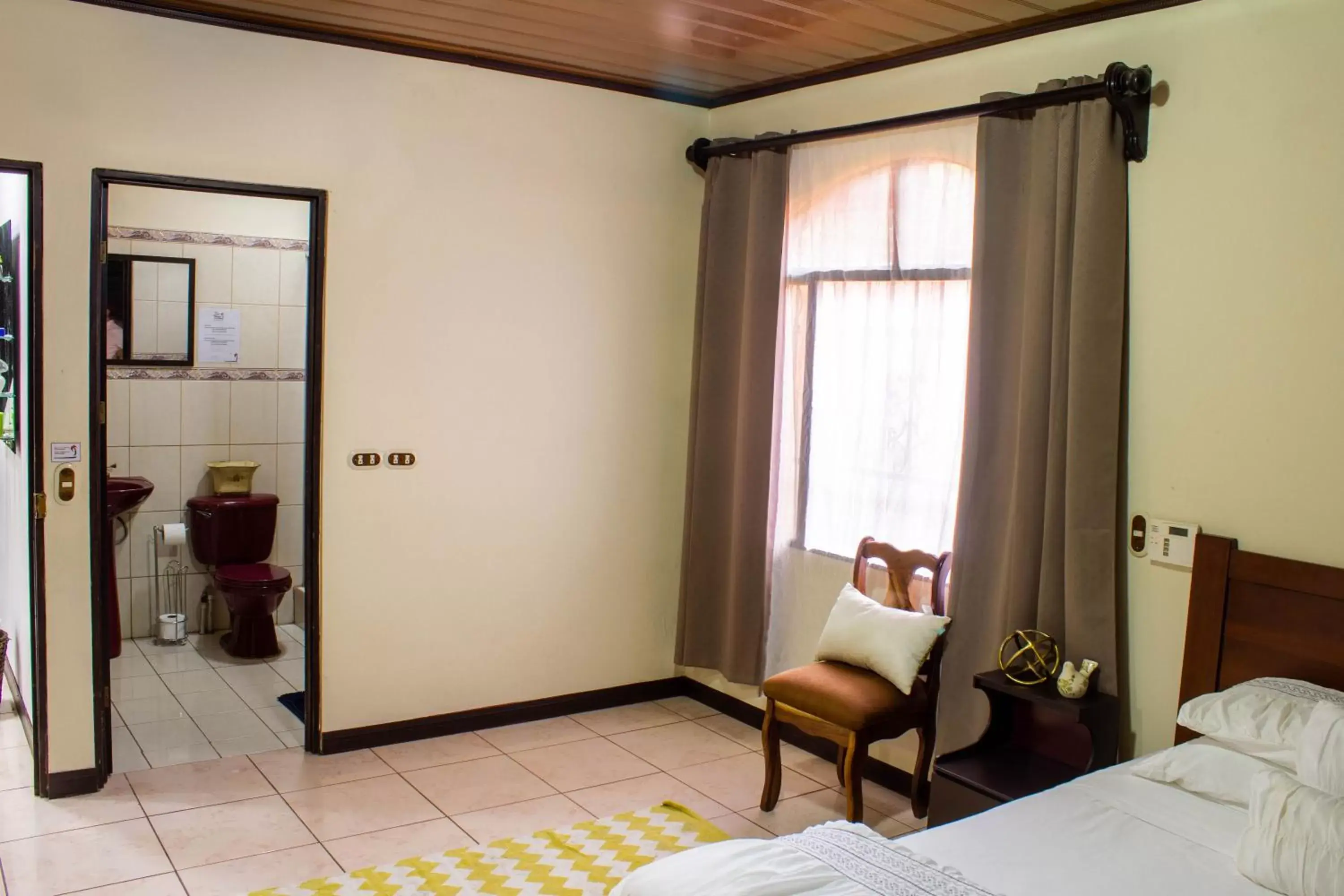 Shower, Seating Area in Tico House Bed & Breakfast