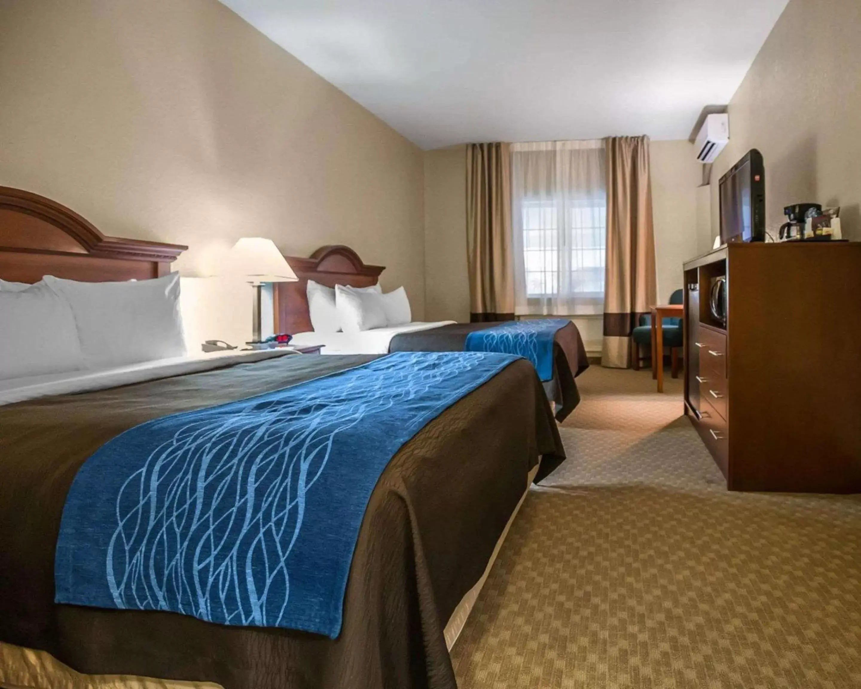 Photo of the whole room, Bed in Quality Inn & Suites Dixon near I-88