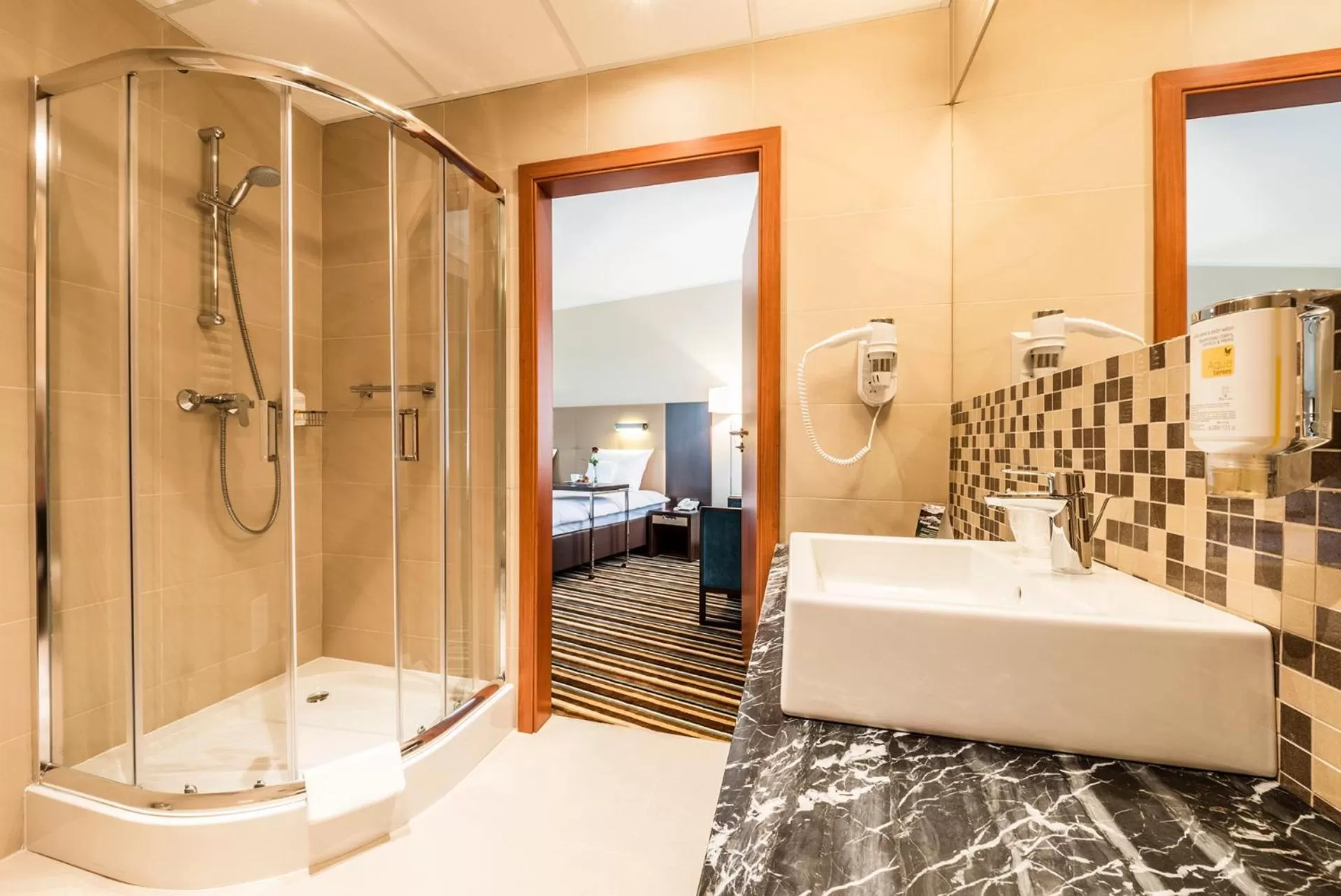 Shower in Hotel Victor Pruszków DeSilva