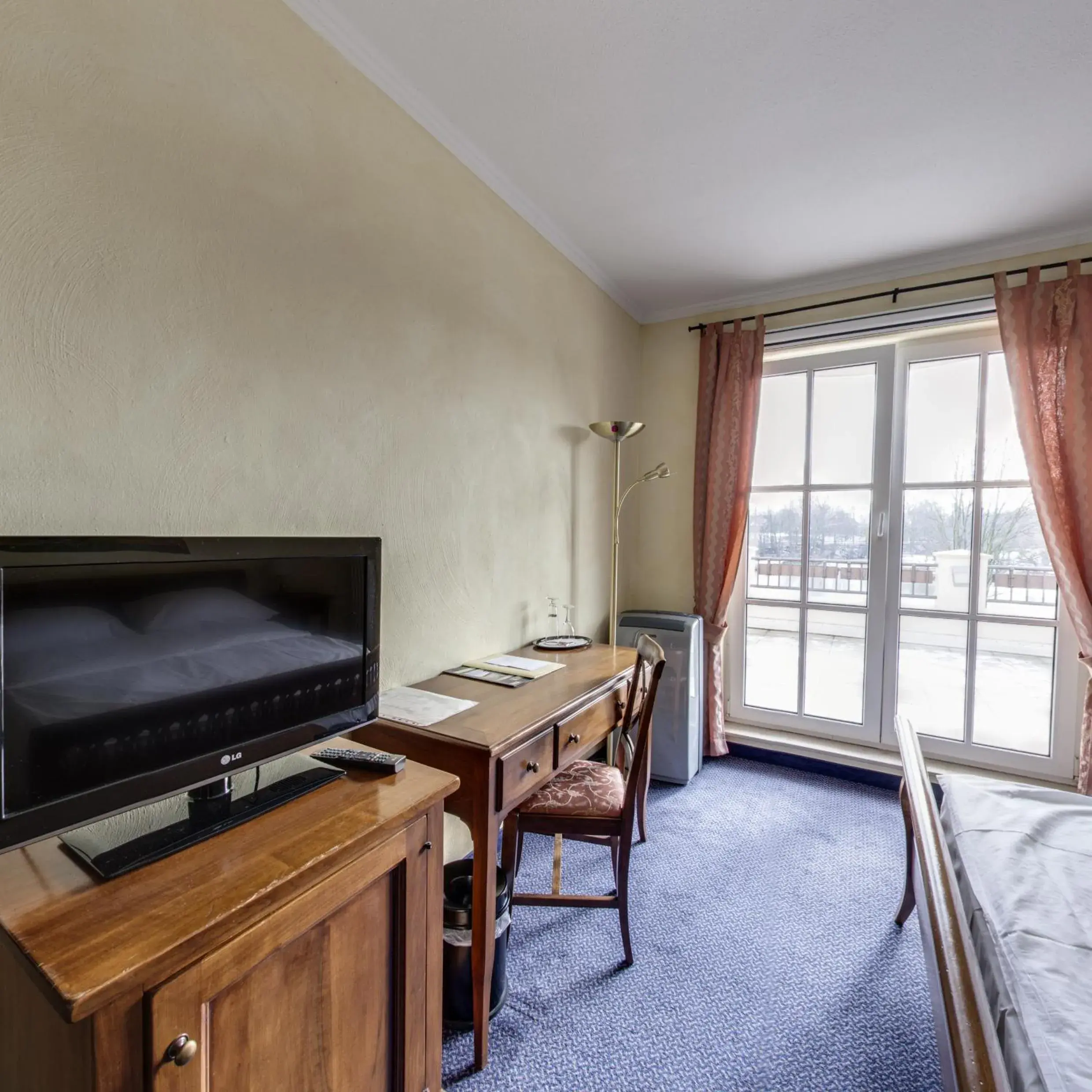 Bedroom, TV/Entertainment Center in Hotel Landhaus Milser