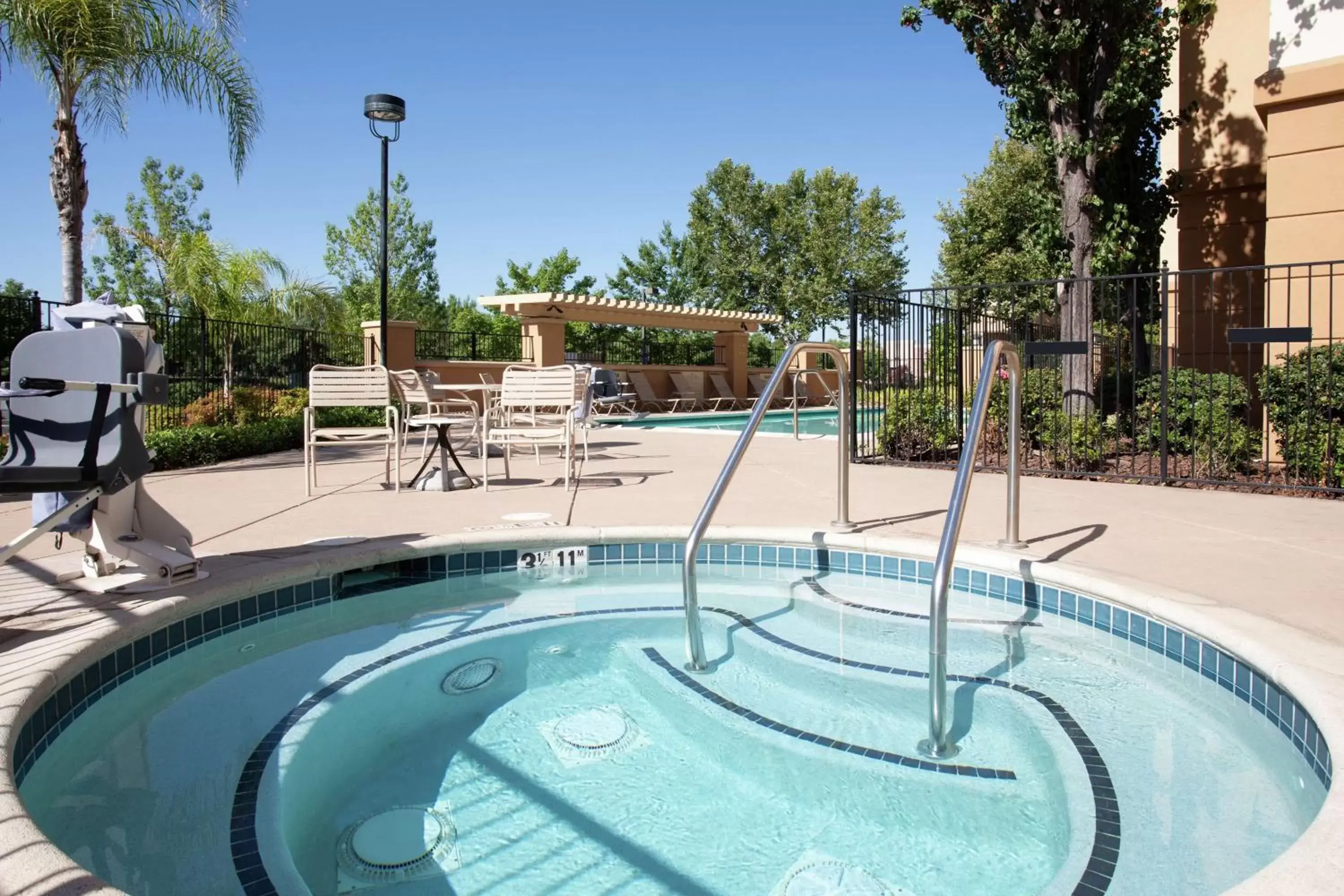 Property building, Swimming Pool in Hampton Inn & Suites Yuba City