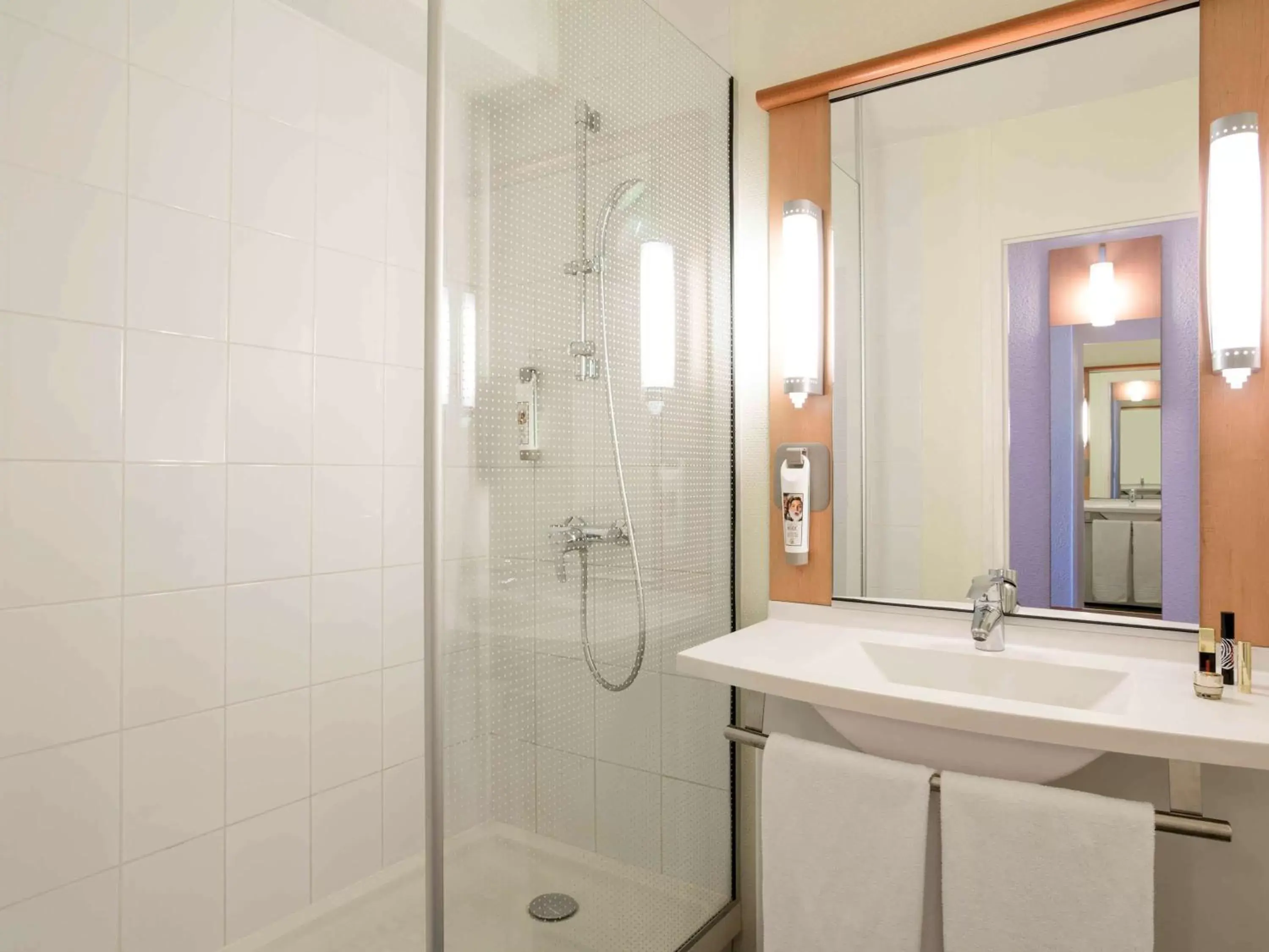 Shower, Bathroom in ibis Montpellier Centre Comedie