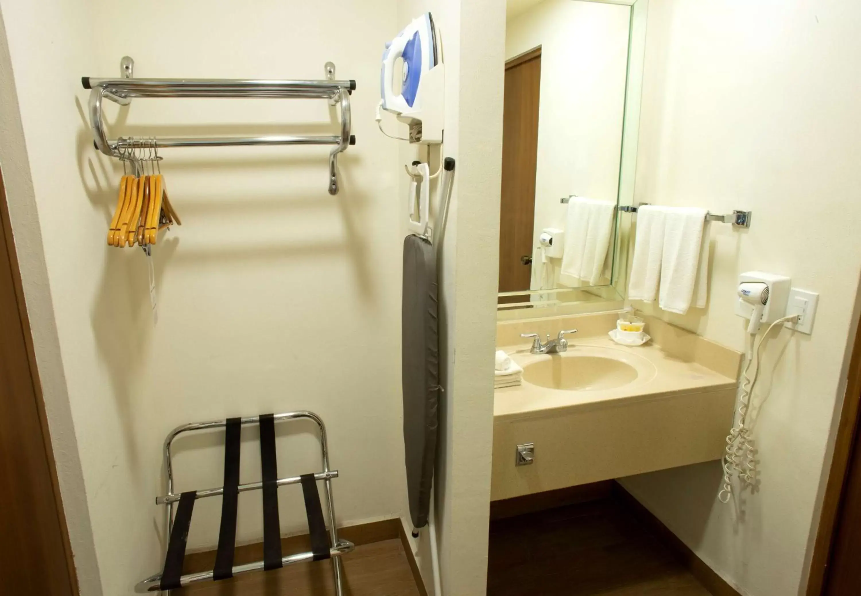 Photo of the whole room, Bathroom in Best Western Centro Monterrey