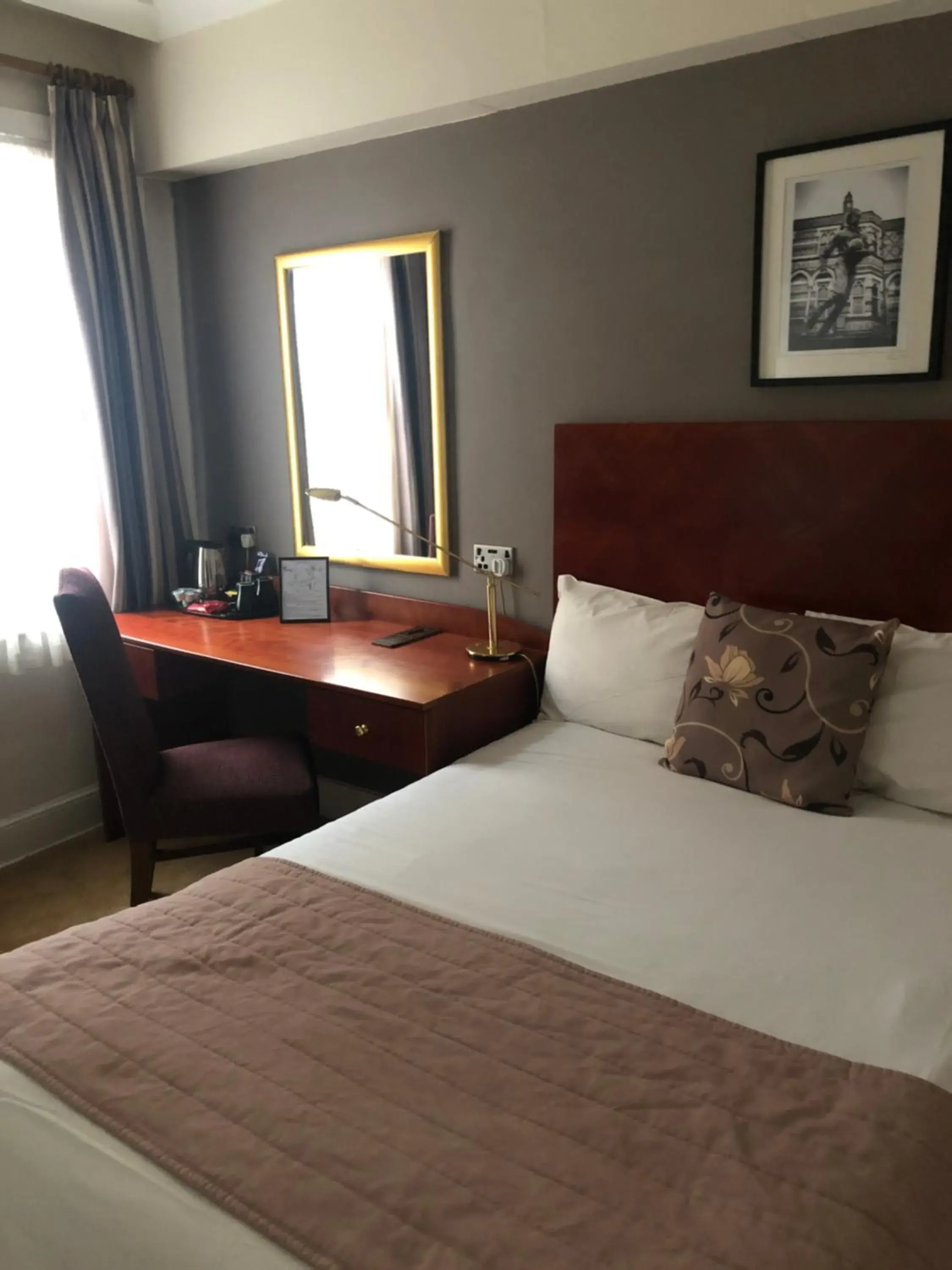 Photo of the whole room, Bed in The Rugby Hotel