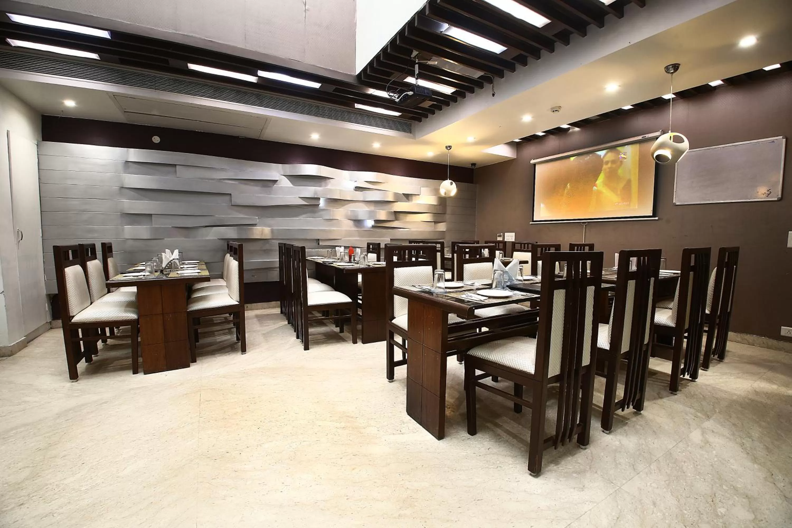 Restaurant/places to eat in Hotel Emerald