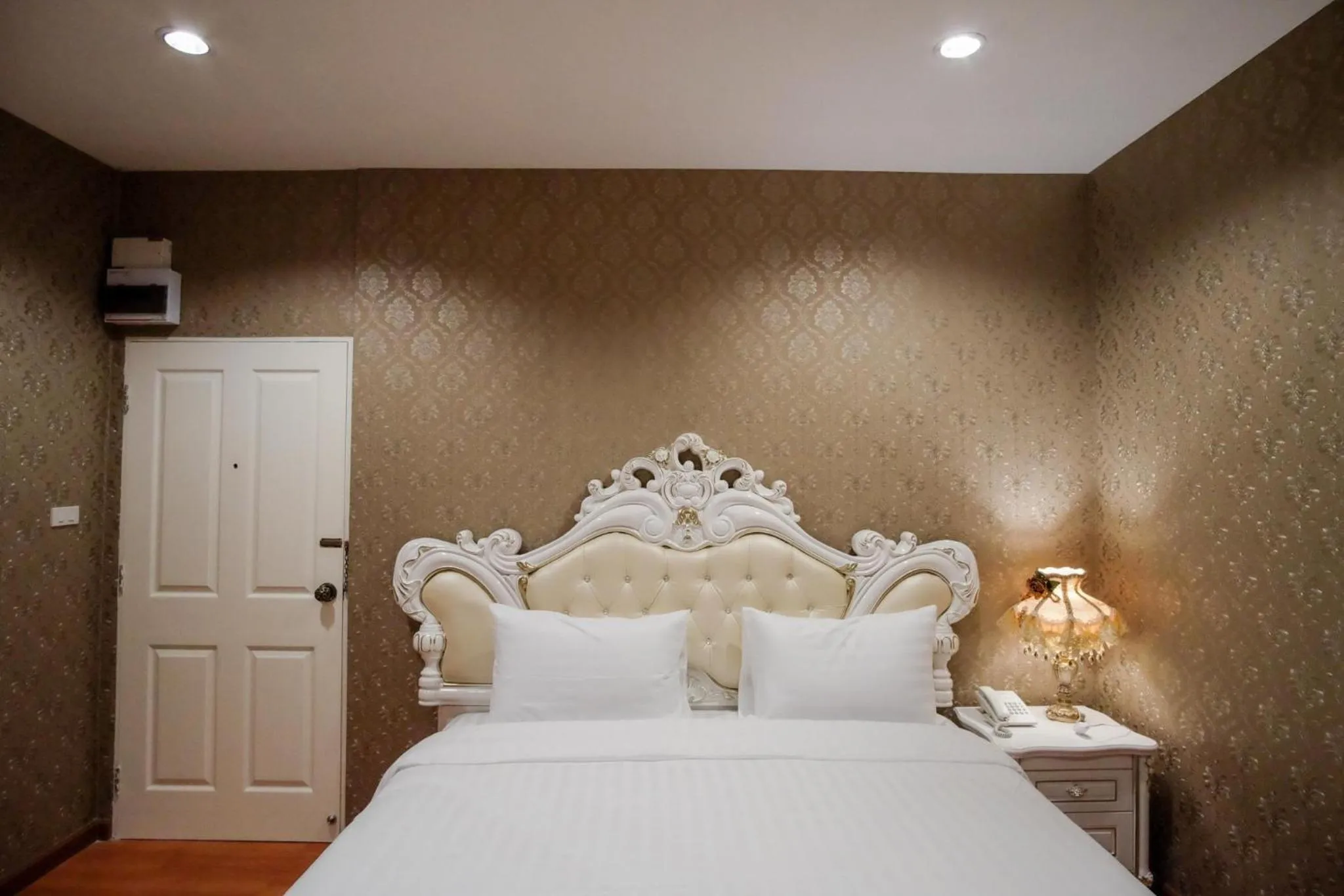 Bed in The O-Zone Airport Inn