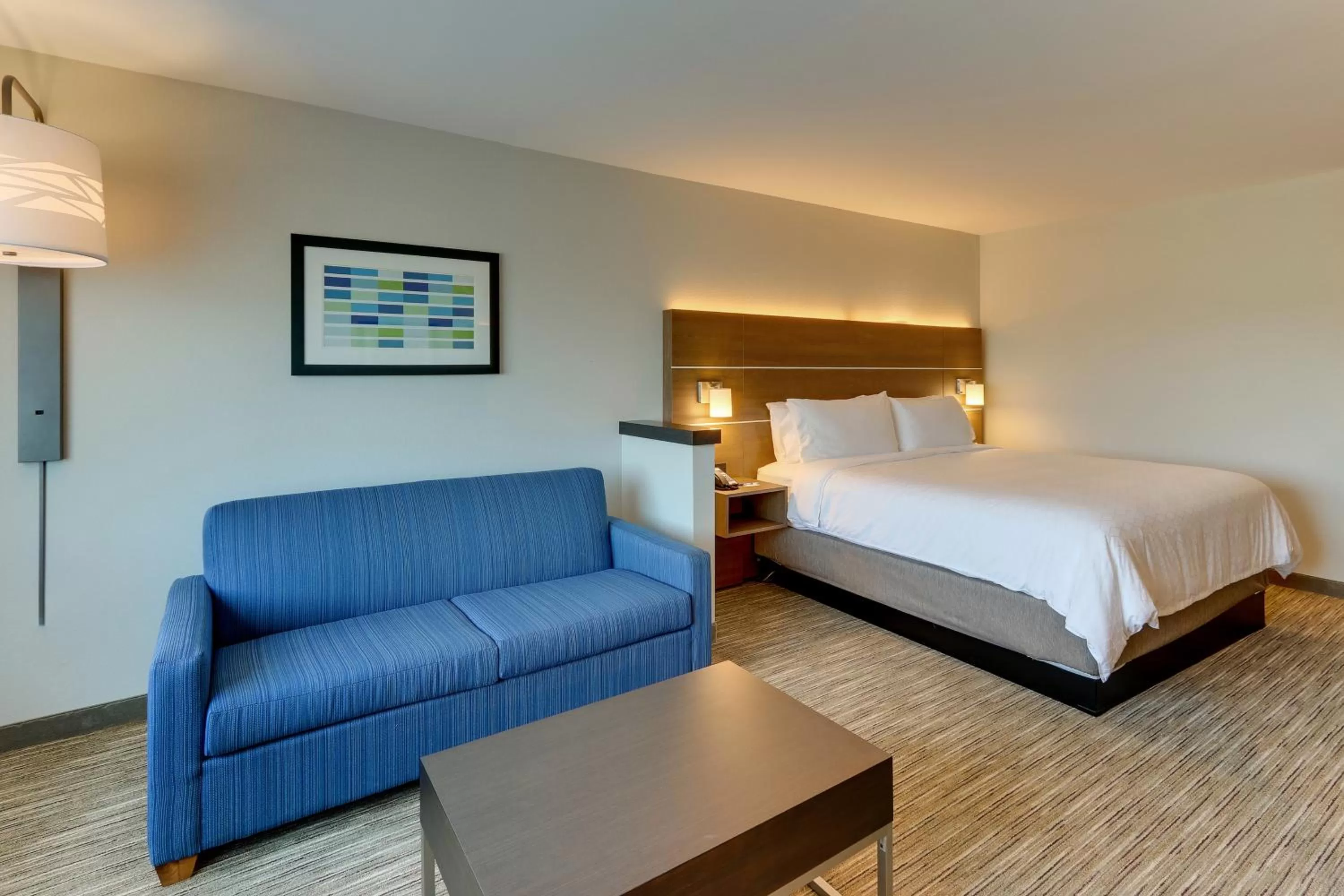 Bed in Holiday Inn Express & Suites - Roanoke – Civic Center