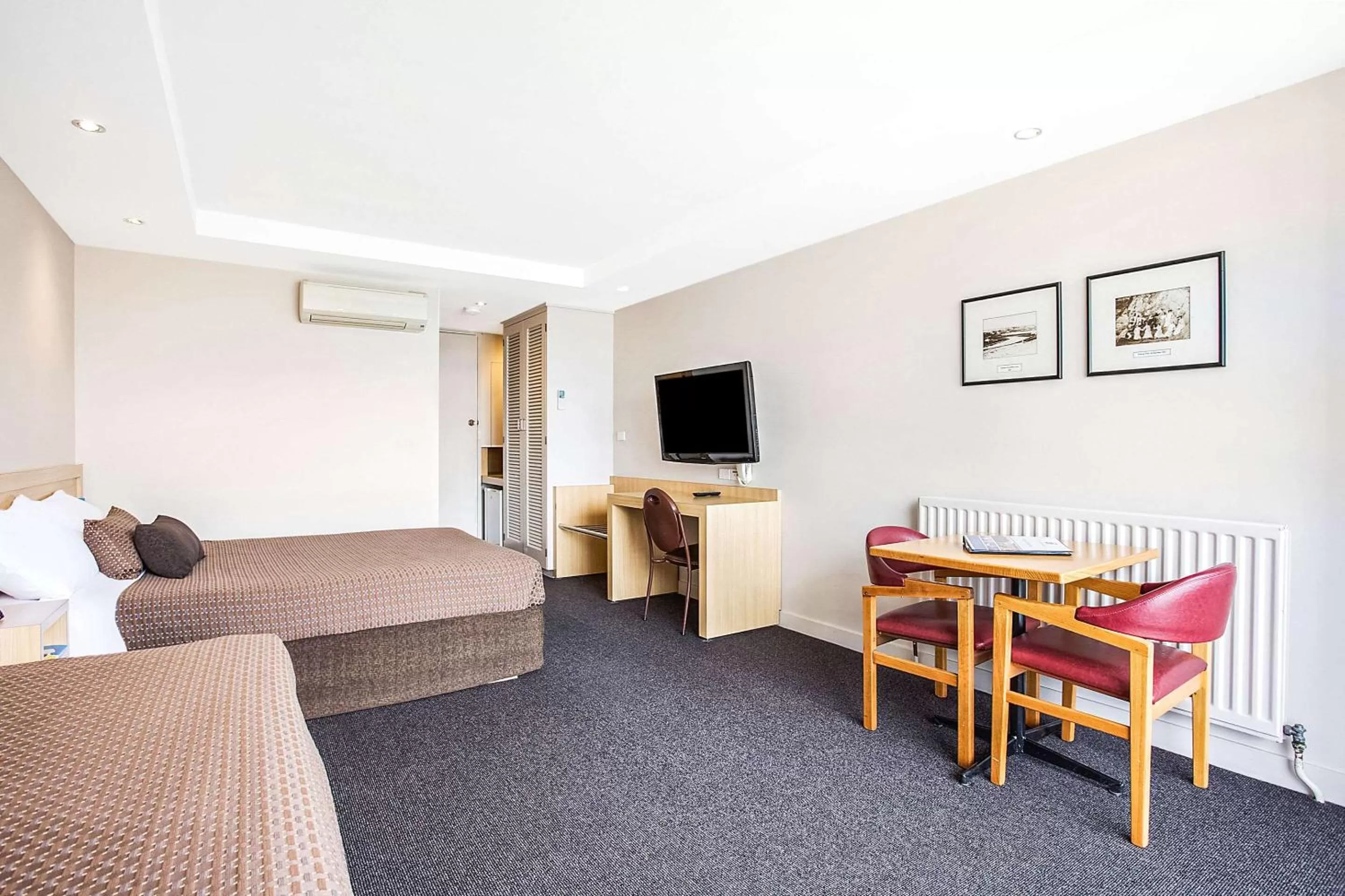 Bedroom in Richmond Henty Hotel