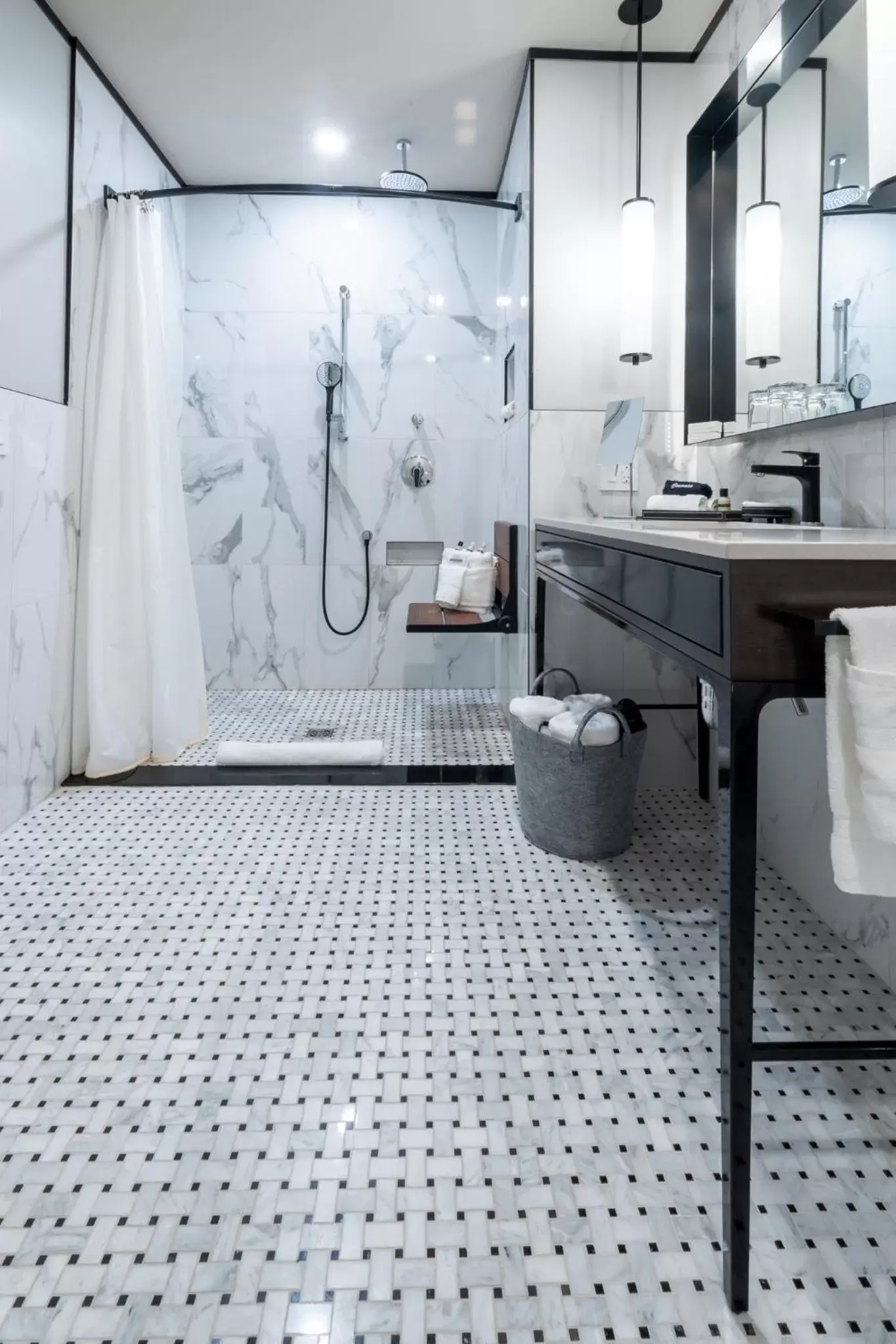 Shower, Bathroom in Le Capitole Hotel