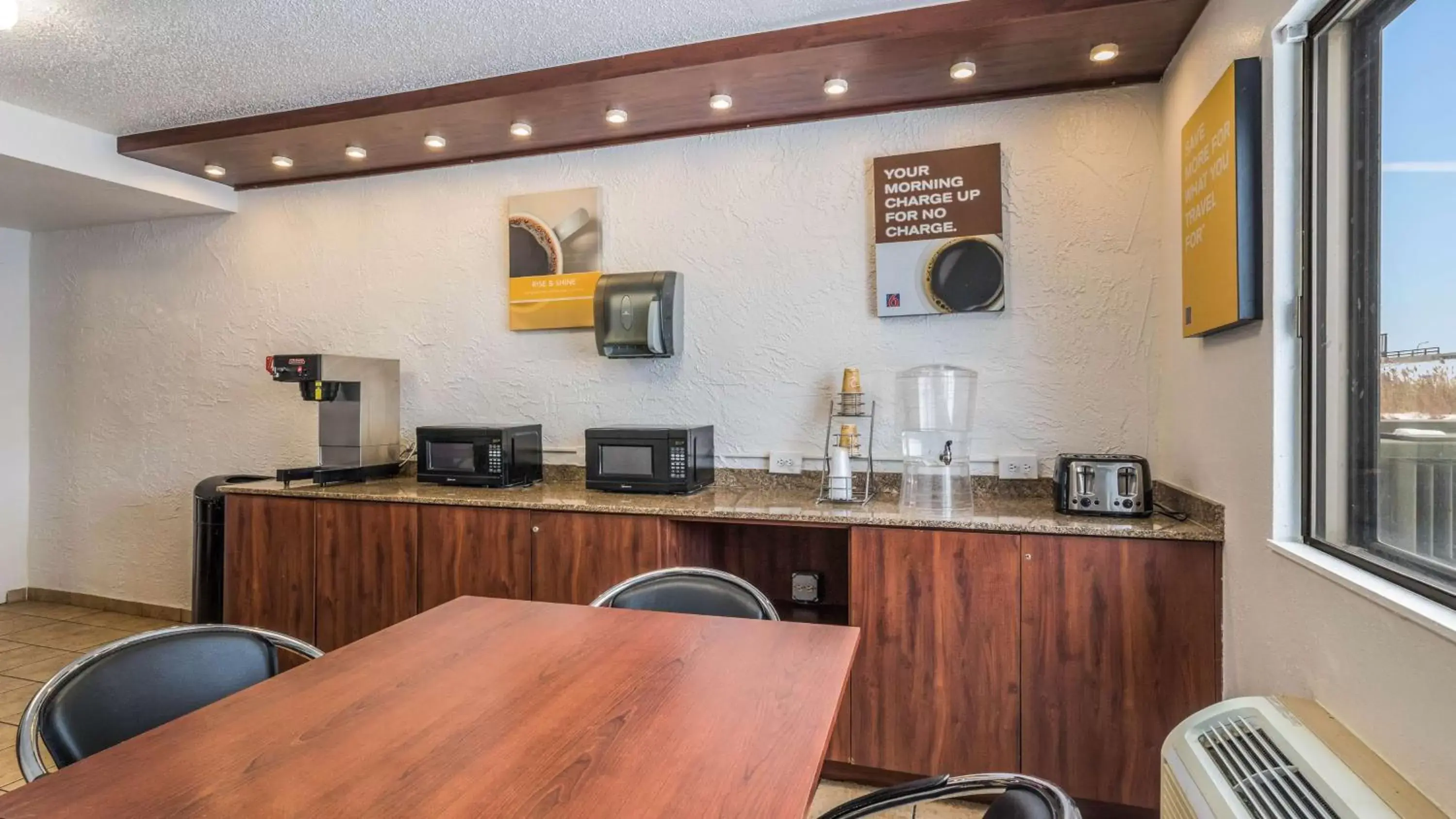Restaurant/places to eat, Kitchen/Kitchenette in Motel 6-Elk Grove Village, IL